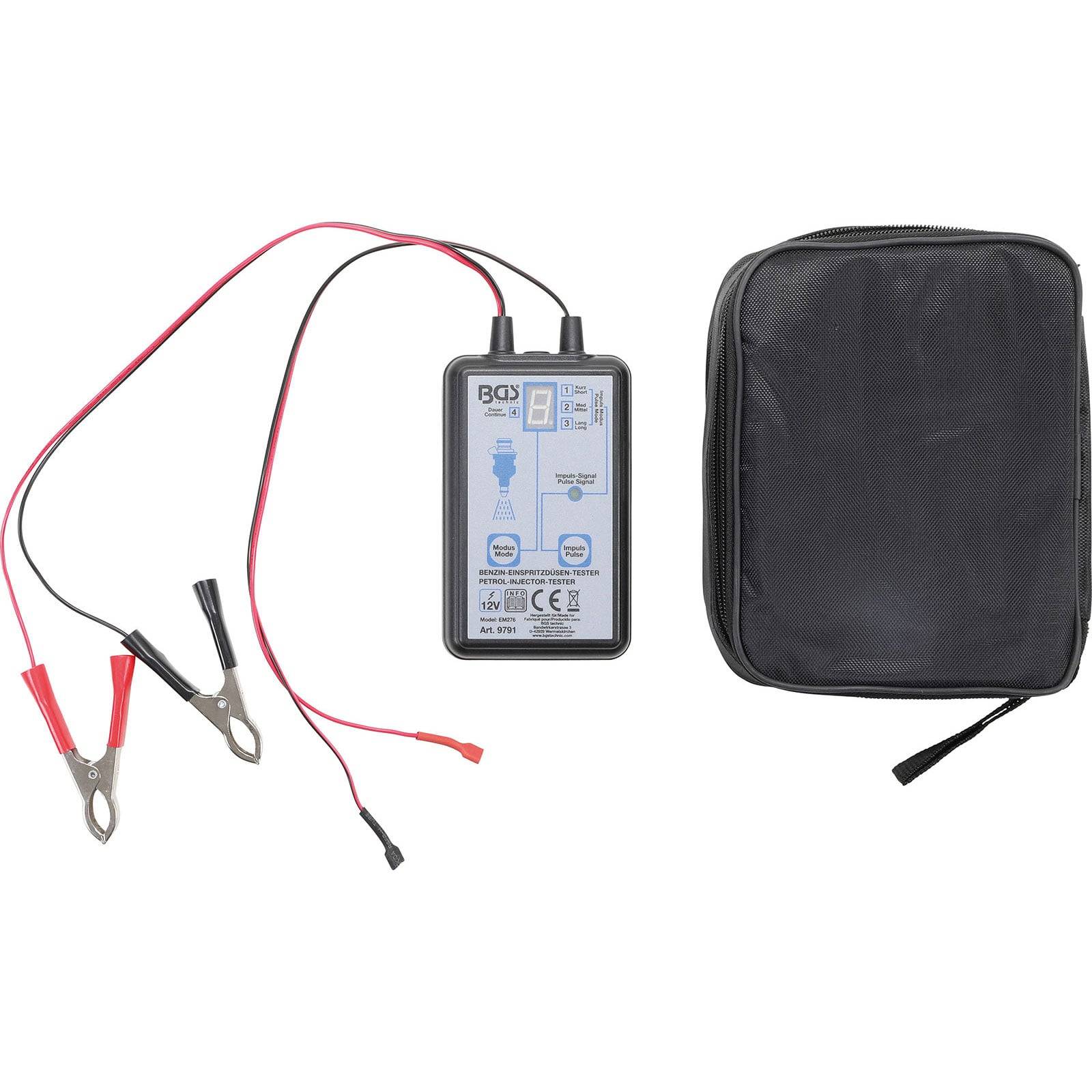 Ein Fahrzeug-Batterietester mit zwei Klemmen ist links zu sehen, und eine schwarze Tragetasche befindet sich rechts.