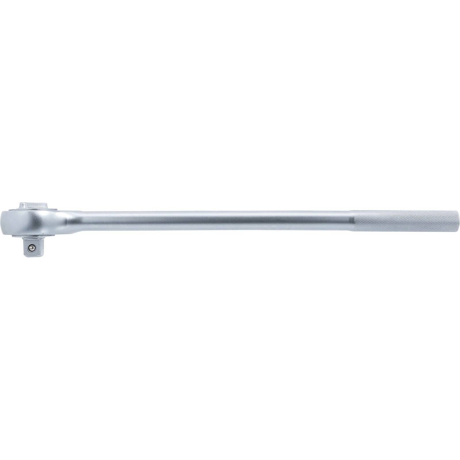 Eine lange, silberne Knarrenhebelgriff mit strukturierter Griffoberfläche, die zum Anbringen eines Steckschlüssels an einem Ende konzipiert ist und für mechanische oder automotive Arbeiten verwendet wird.