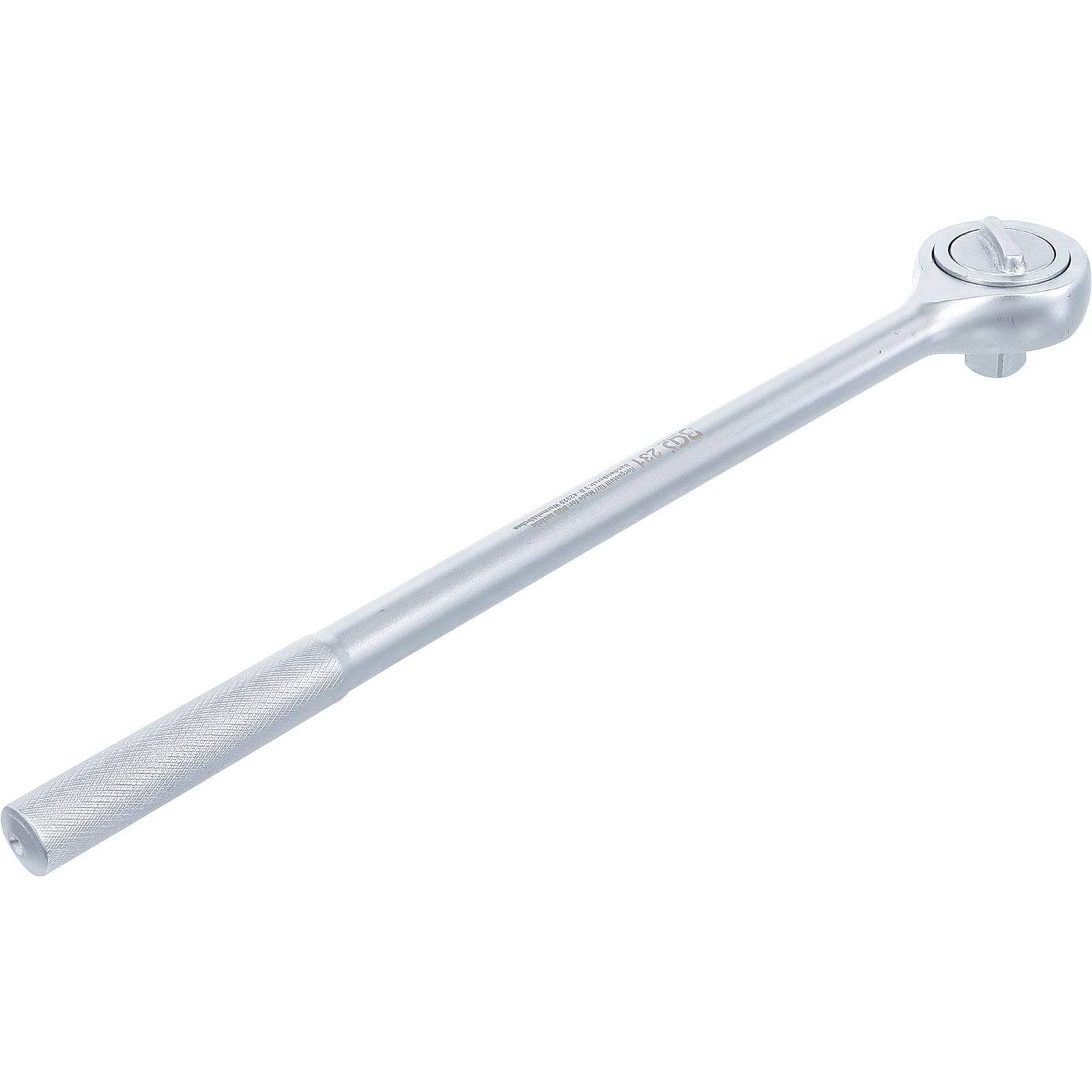 Ein silberner Ratschenschlüssel mit einem gerändelten Griff für besseren Halt, verwendet zum Drehen von Befestigungselementen, vor einem weißen Hintergrund präsentiert.