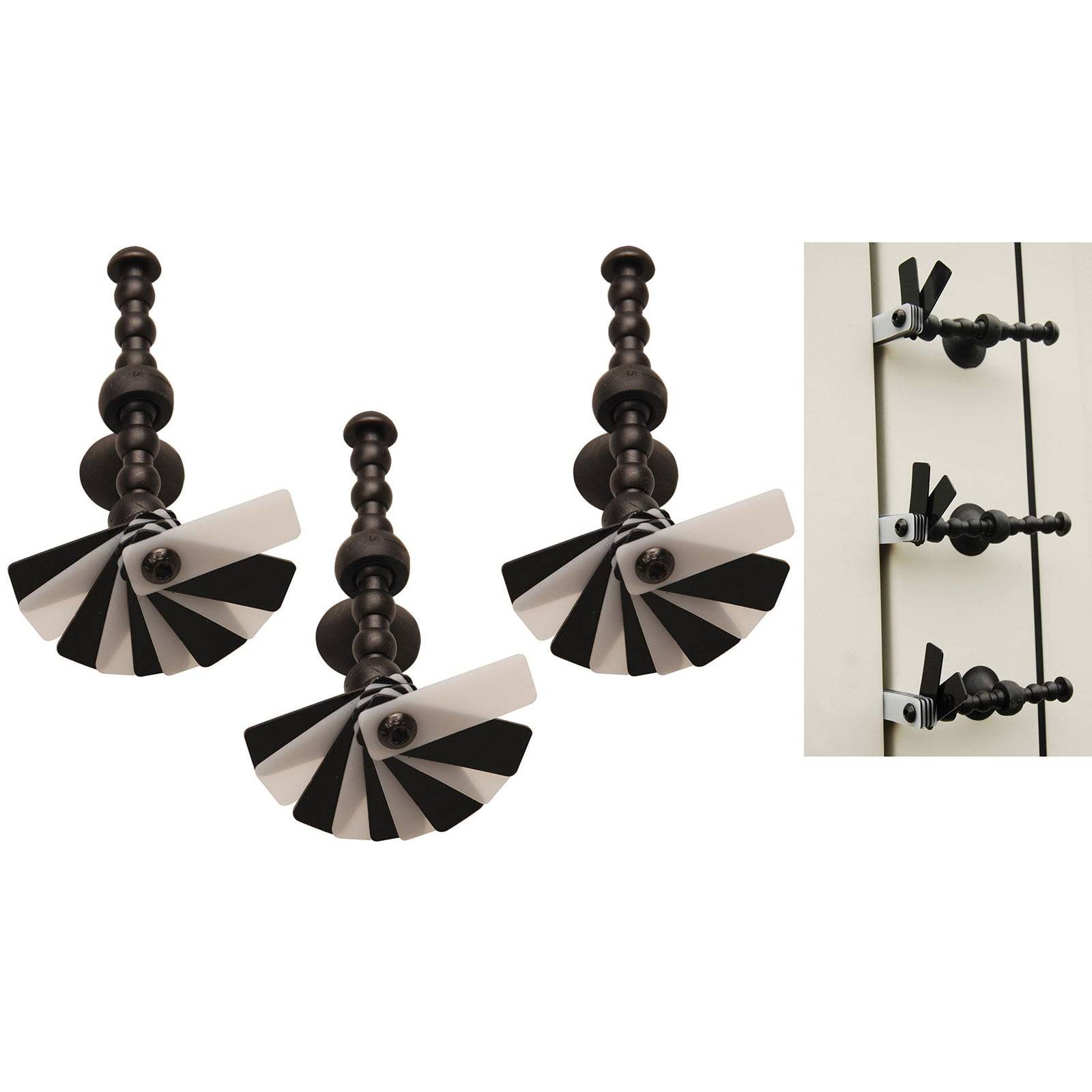 Schwarze Wandhaken mit weißen und schwarzen fächerförmigen Griffen; die Ausschnittsdarstellung zeigt drei an der Wand montierte Haken und hebt die funktionale Verwendung hervor.