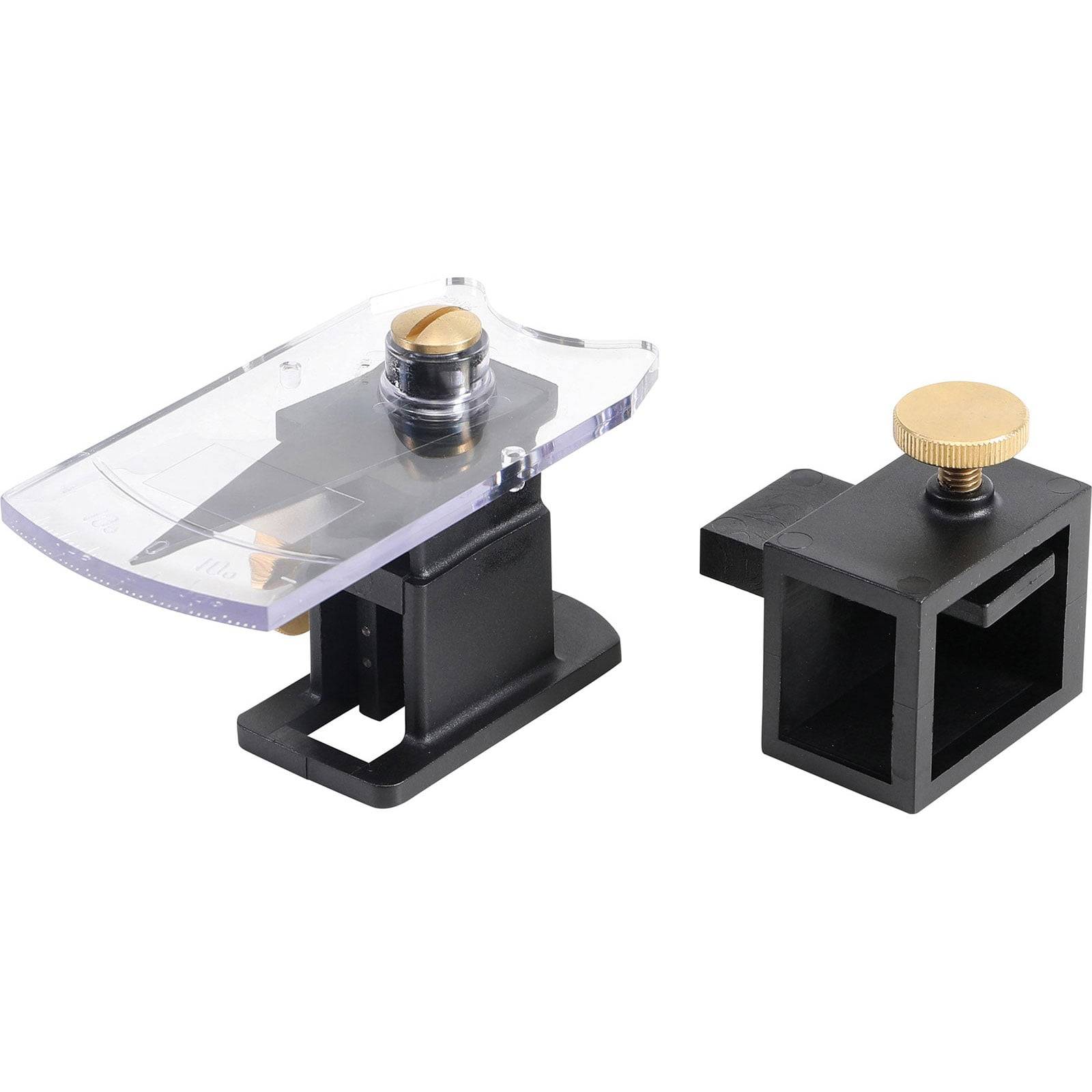 Eine transparente Plastikstaubschutzhaube und ein schwarzer, verstellbarer Barrenformhalter mit Messingknöpfen, beide zum Sichern und Organisieren von Materialien verwendet.