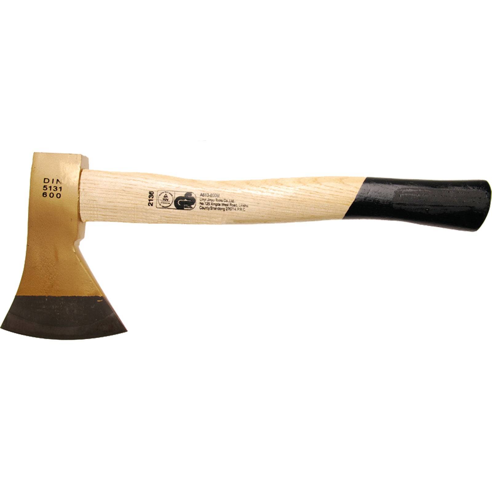 Hellbraune Axt mit einem Holzgriff, ausgestattet mit einem gekrümmten Metallkopf. Der Griff hat schwarze Akzente in der Nähe des Kopfes und am unteren Ende.