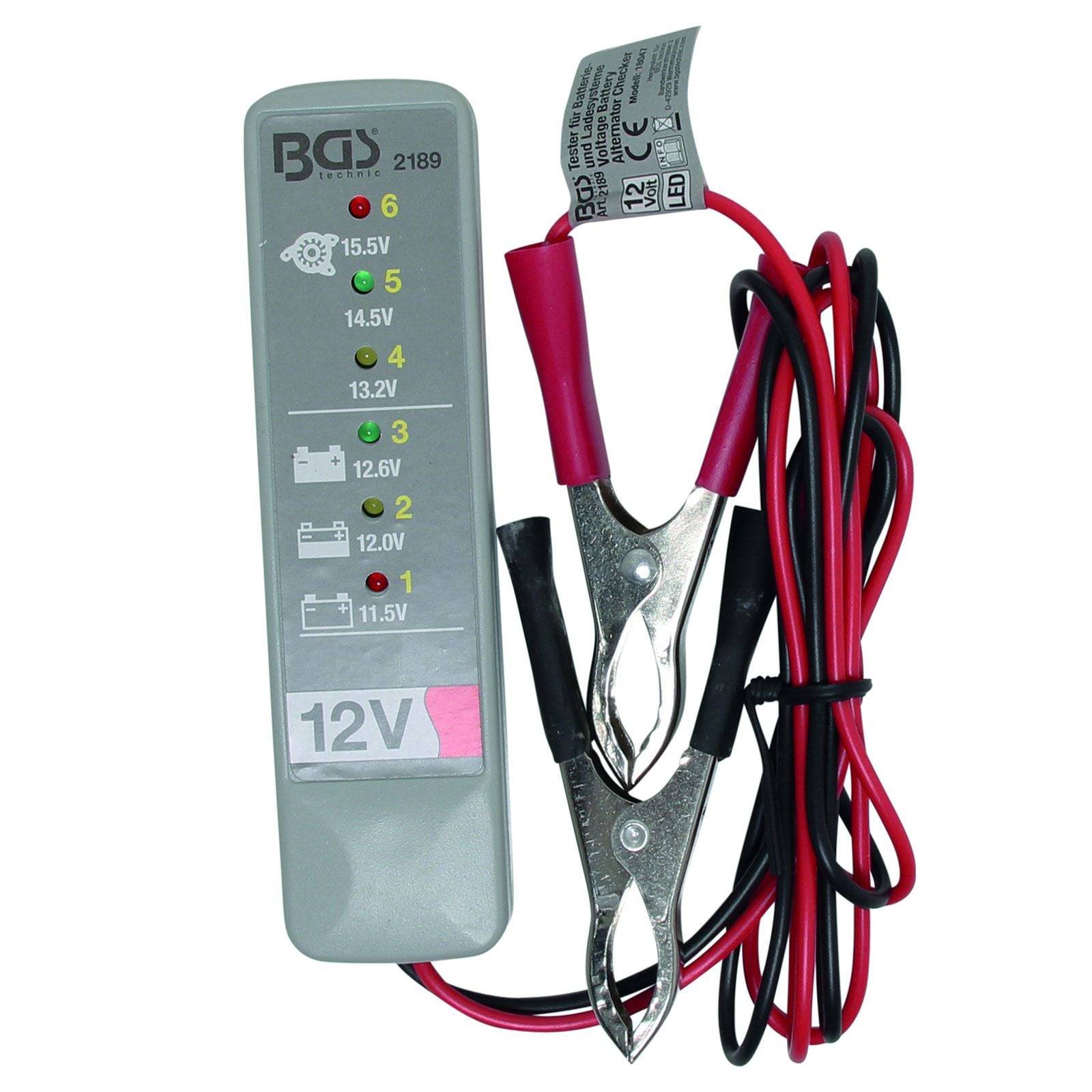 Ein digitaler Batterietester, der Spannungswerte anzeigt, mit angeschlossenen roten und schwarzen Kabeln. Die Anzeigen reichen von 11,5V bis 15,5V.