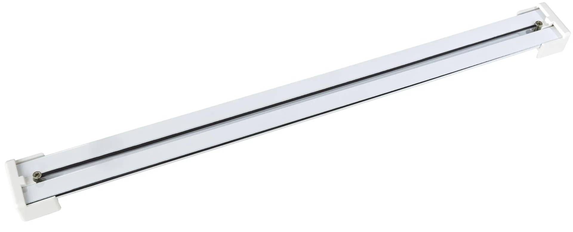 Lange weiße Metall-Linearleuchte mit silbernen Endkappen, diagonal auf einfachem Hintergrund dargestellt.