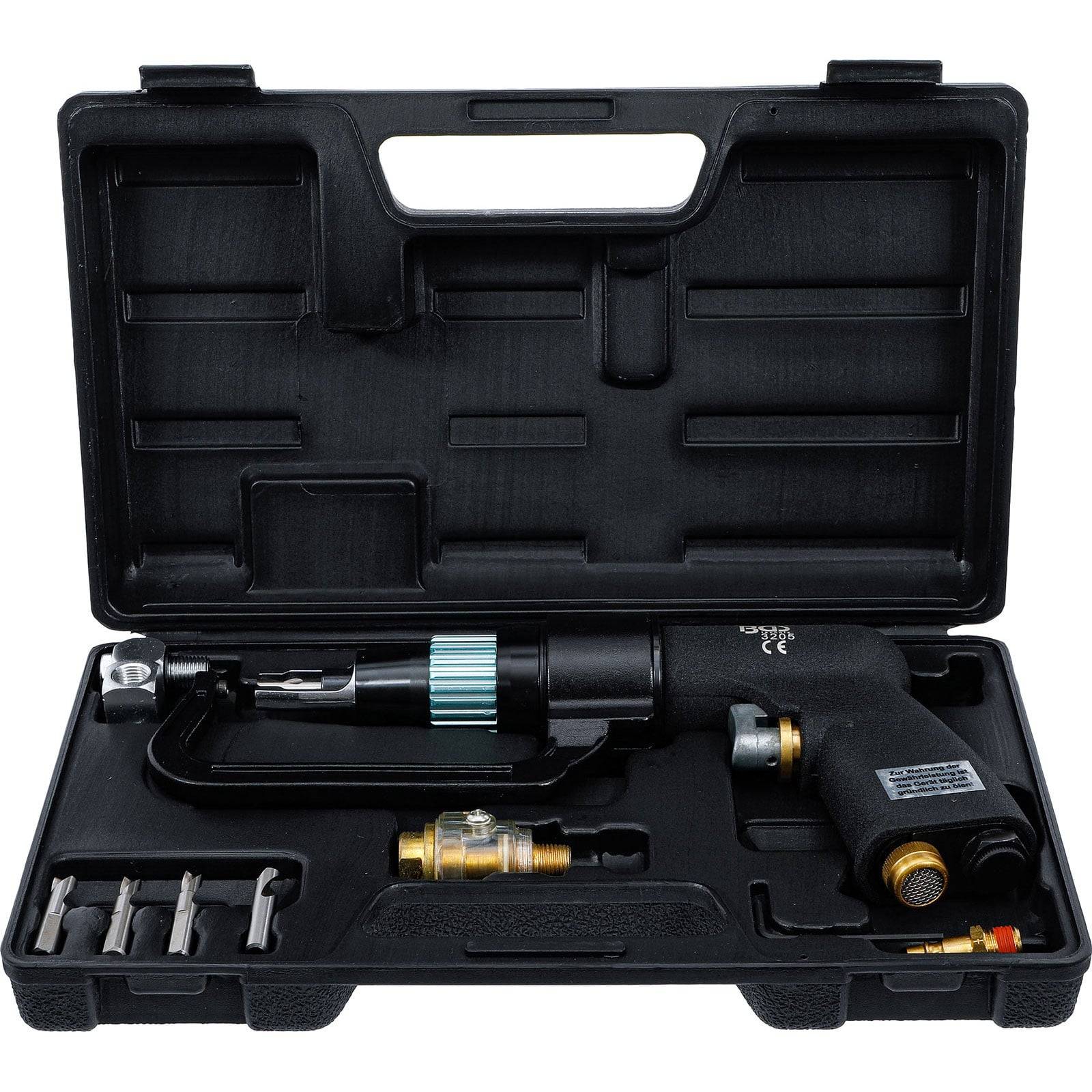 Öffne schwarze Werkzeugbox, die einen pneumatischen Lufthammer, mehrere Meißelanbauteile und Anschlüsse enthält, die in geformten Fächern organisiert sind.