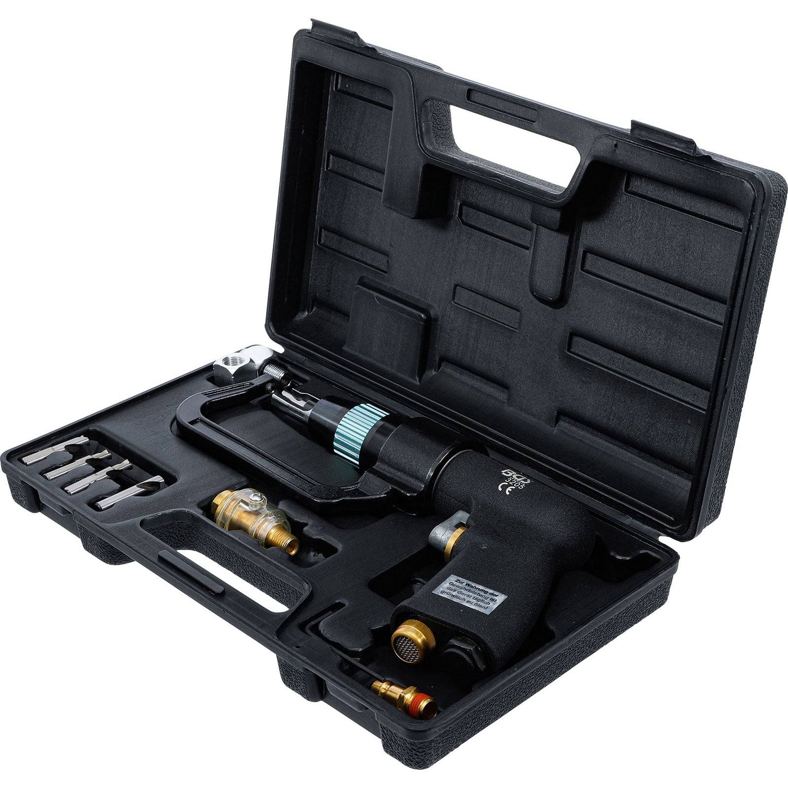 Eine schwarze hydraulische Crimpwerkzeug-Set in einem robusten Koffer, das das Werkzeug, verschiedene Crimpbacken und Anschlüsse übersichtlich angeordnet enthält.