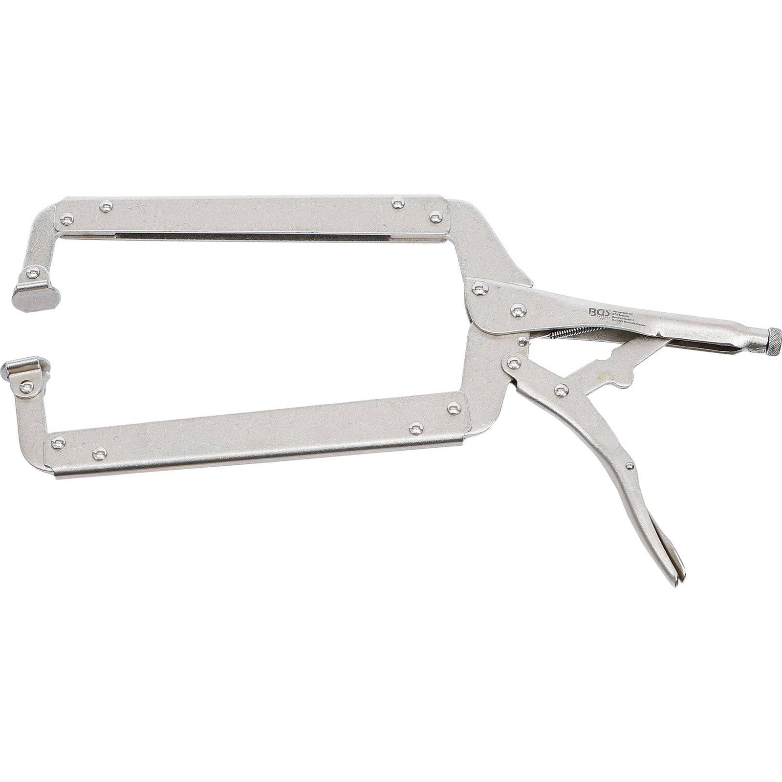 Eine Metall-C-Schraubzwinge mit verriegelbaren Griffen und breiten, flachen Backen, die zum sicheren Festklemmen von Materialien bei Holz- oder Metallarbeiten verwendet wird.