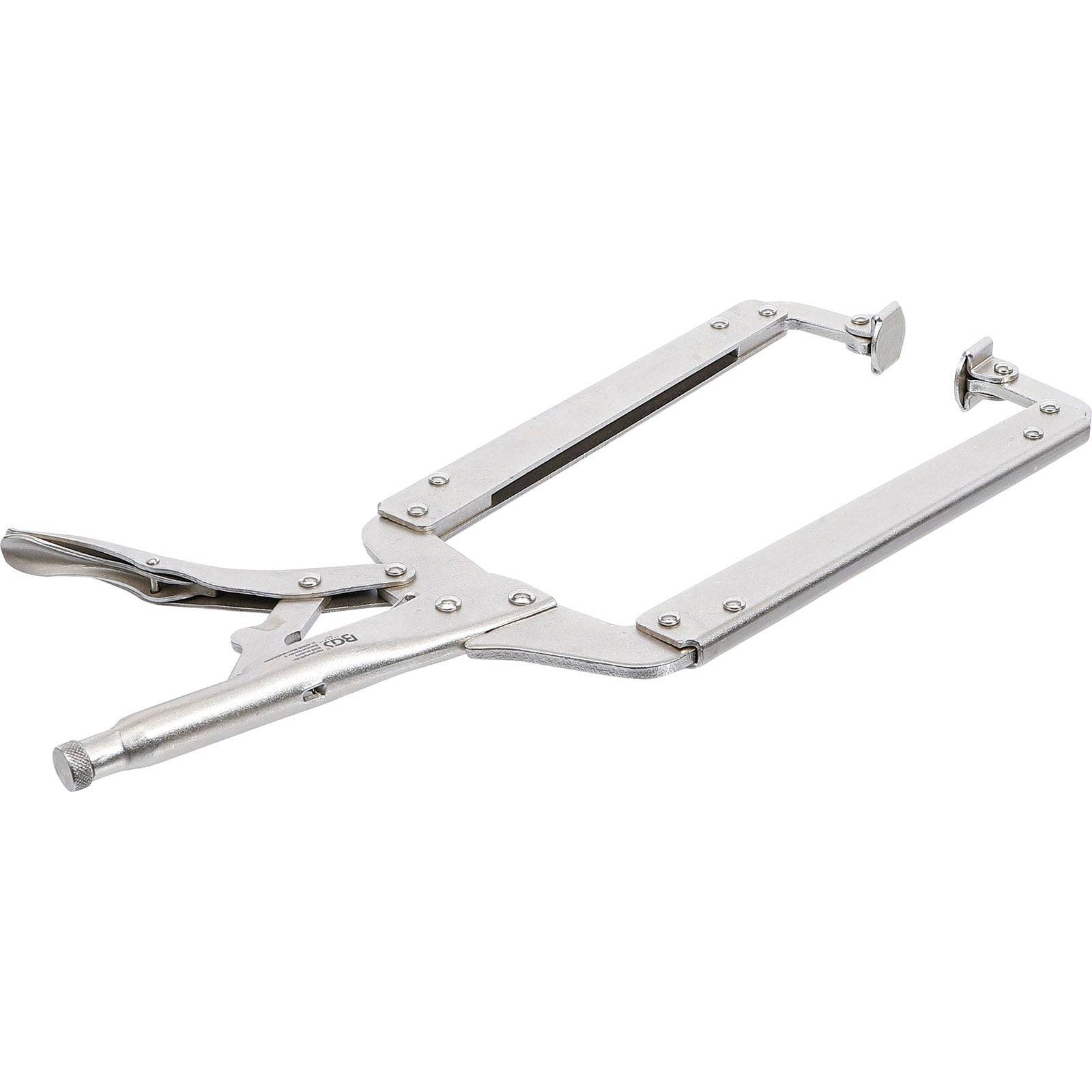 Schwenkbare C-Klemme mit großer Klemmöffnung, die verwendet wird, um Werkstücke sicher für Schweiß- oder Holzbearbeitungsaufgaben zu fixieren.