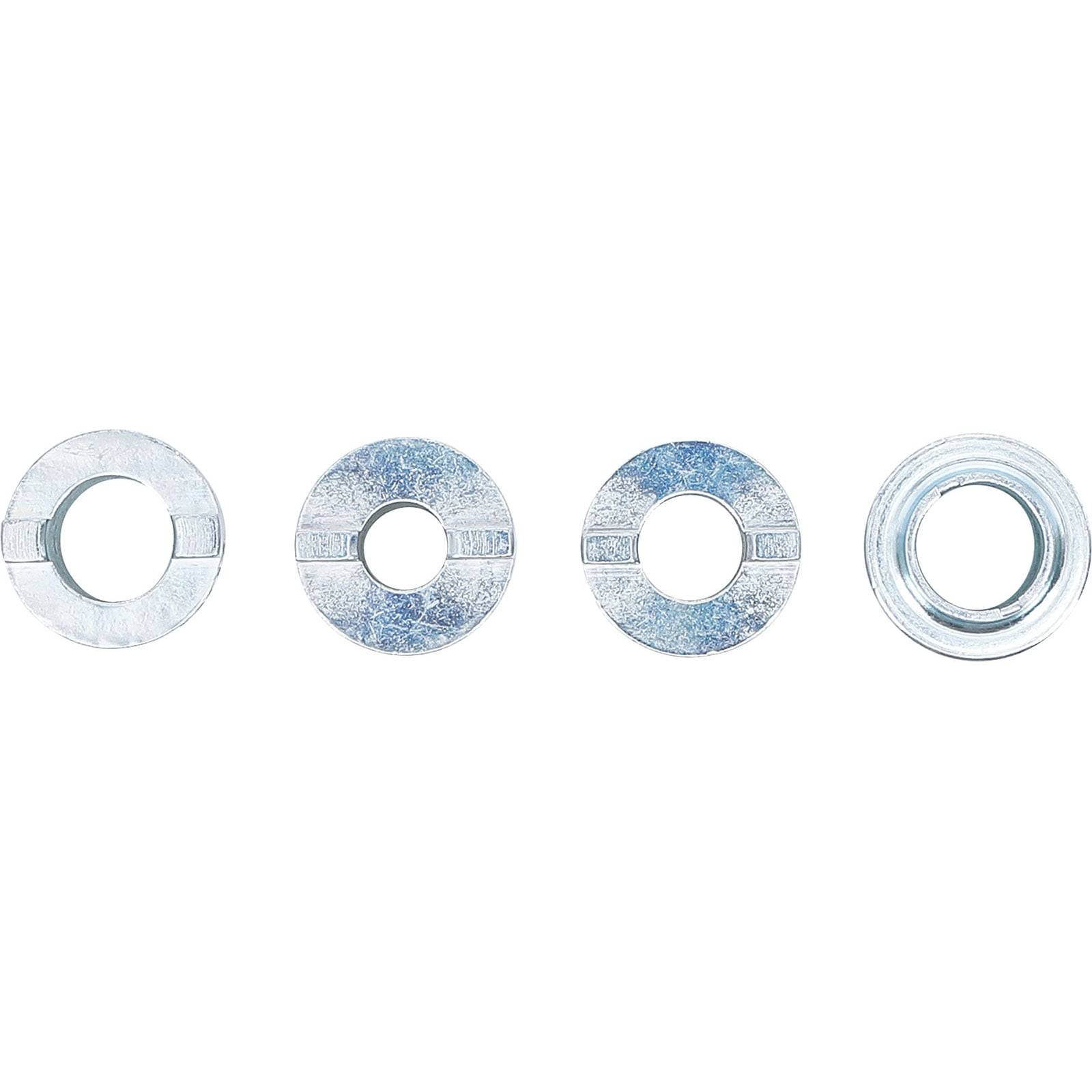 Vier silberne Metallsicherungsscheiben, die sich jeweils in ihrem Design leicht unterscheiden, werden vor einem weißen Hintergrund präsentiert.