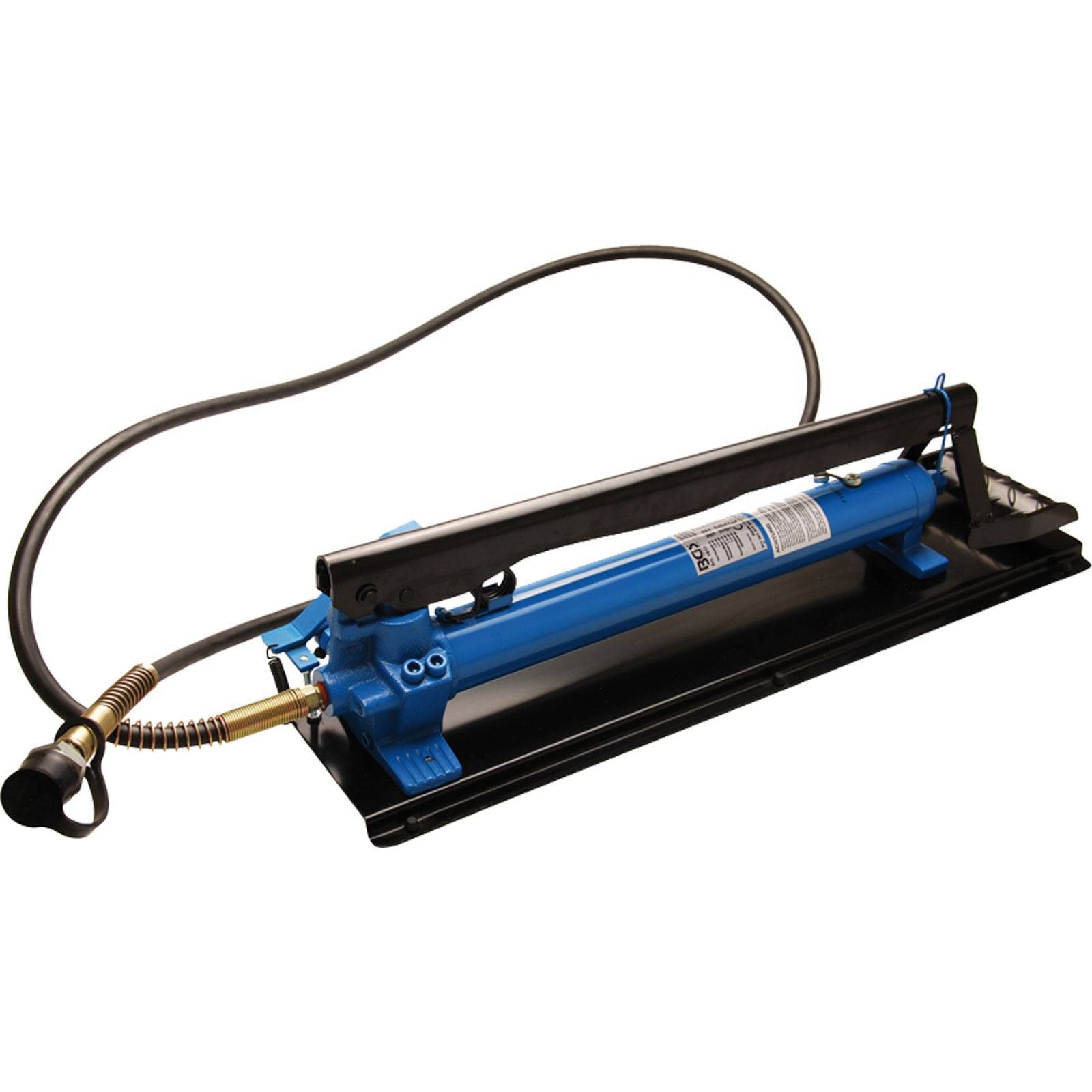 Eine blaue und schwarze hydraulische Pumpe mit einem langen Griff und einem Schlauch, die für Hebe- oder Kompressionstätigkeiten verwendet wird.