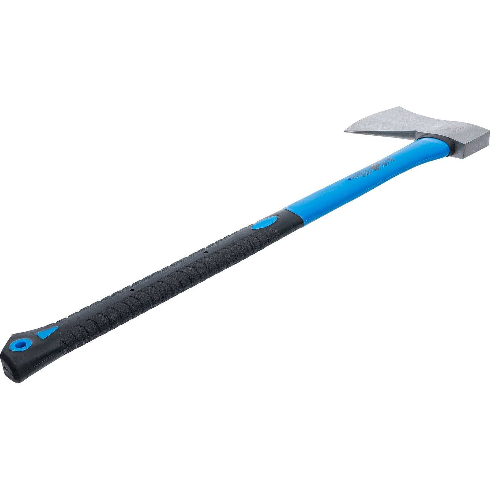 Eine Axt mit blauem Griff und schwarzer Griffpartie liegt auf weißem Hintergrund und zeigt ihre Metallklinge sowie ihr ergonomisches Design.