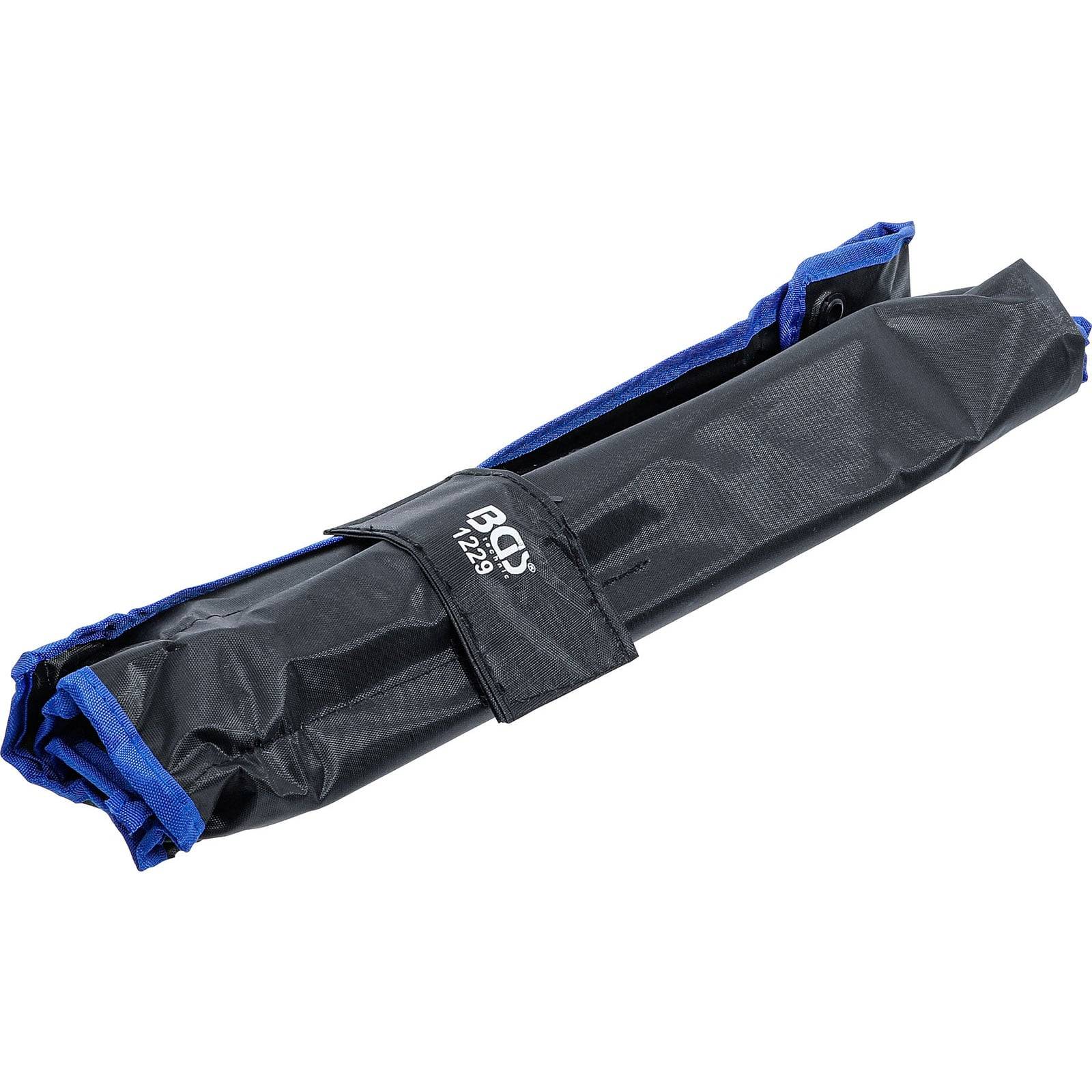 Eine gerollte schwarz-blaue Werkzeugtasche, gesichert mit einem Klettverschluss, beschriftet mit ‚BGS 1229'.