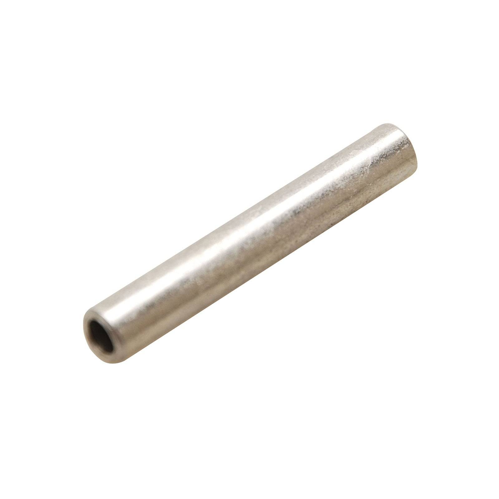 Eine hohle, silberne zylindrische Metallröhre liegt auf einem weißen Hintergrund und deutet auf ihre Verwendung als Verbindungselement oder strukturelle Komponente hin.