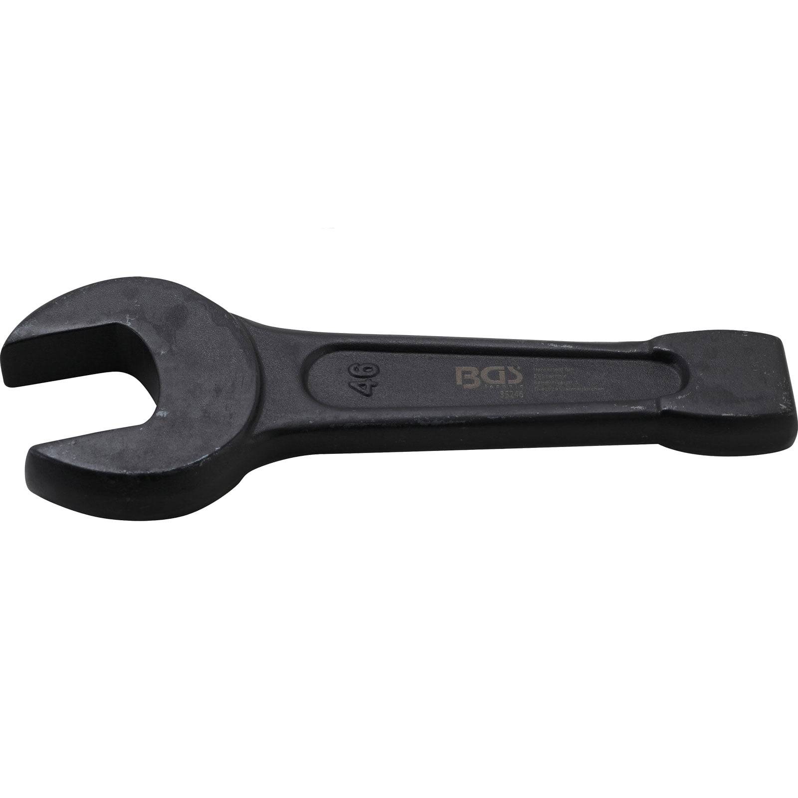 Ein schwarzer, offener Schraubschlüssel mit den Aufdrucken '46' und 'BGS' vor einem weißen Hintergrund, verwendet zum Anziehen oder Lösen von Muttern und Schrauben.