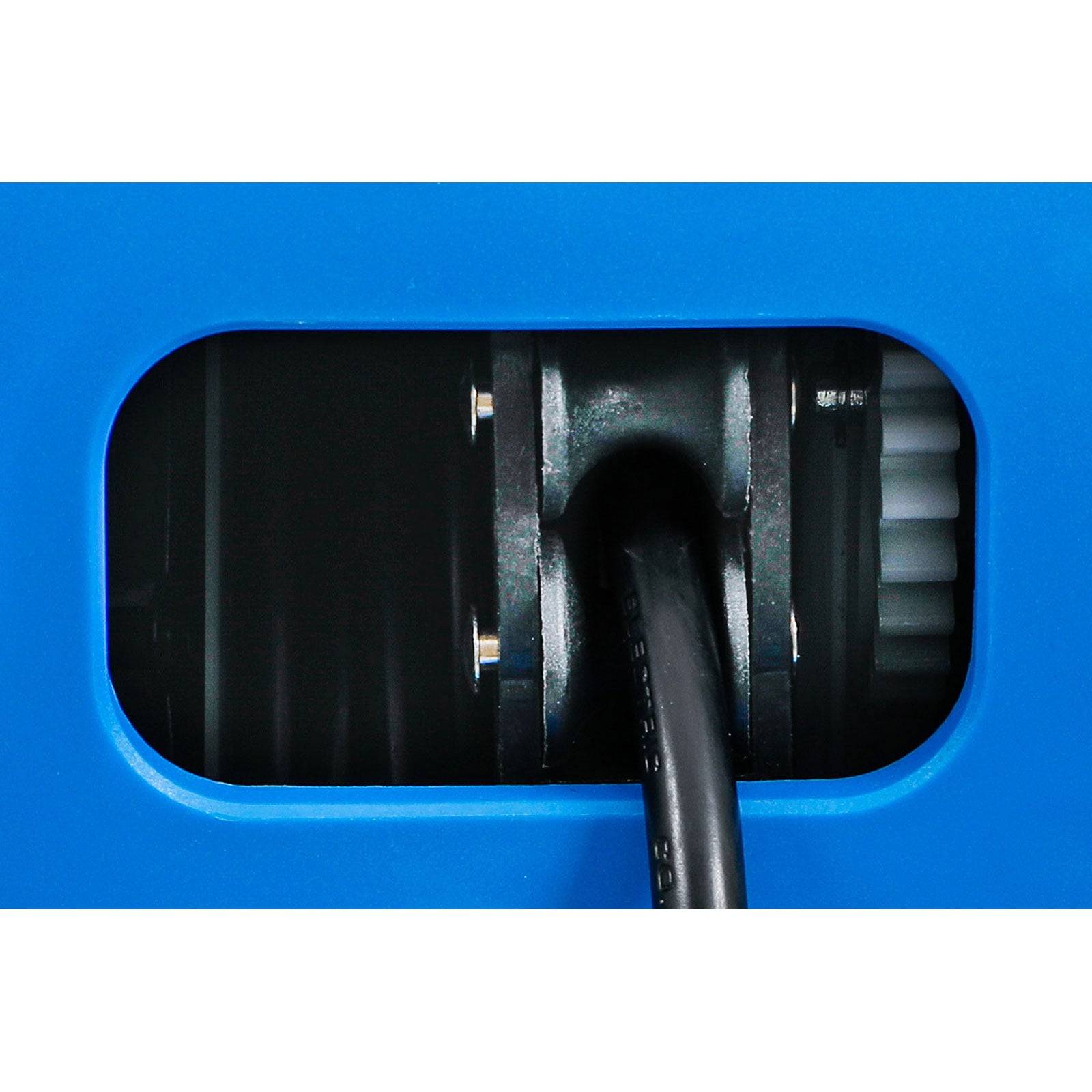 Blaues Maschinengehäuse mit einem sichtbaren schwarzen Kabel, das in eine Metallkomponente eintritt, was auf eine industrielle oder mechanische Umgebung hindeutet.