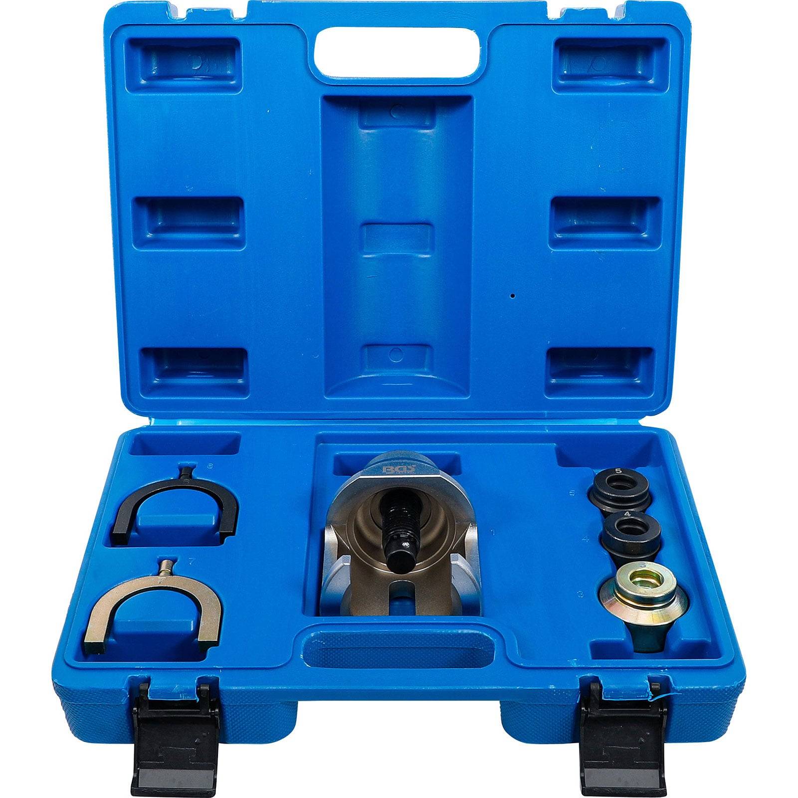 Ein blauer Kunststoffkoffer mit verschiedenen Metallwerkzeugen, einschließlich Schraubzwingen und Ringen, die ordentlich für Autoreparaturen oder -wartungsarbeiten angeordnet sind.