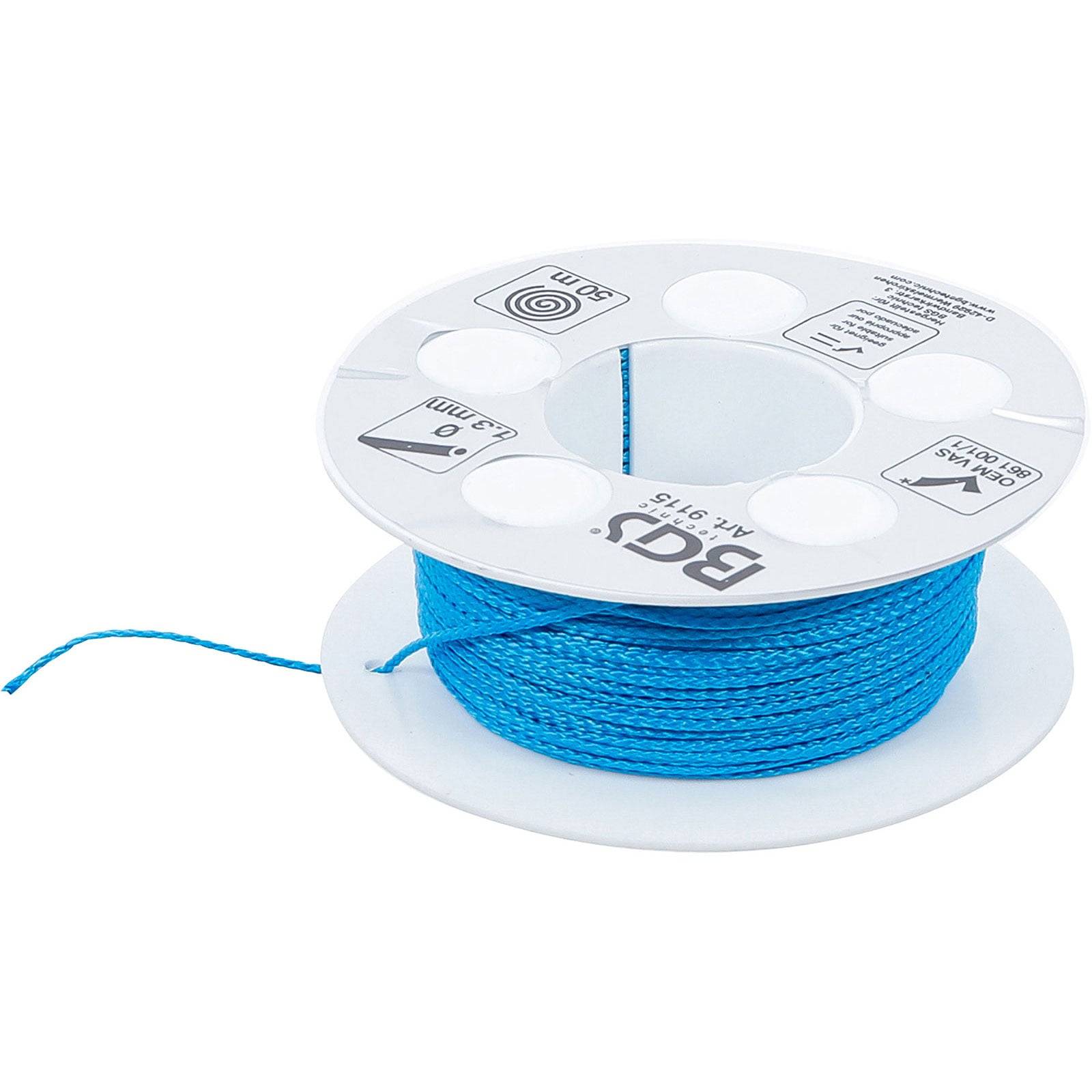Eine Rolle mit hellblauem Drachenfliegerschnur, teilweise abgewickelt, auf einer weißen Plastikspule mit sichtbarer Produktkennzeichnung und Symbolen.