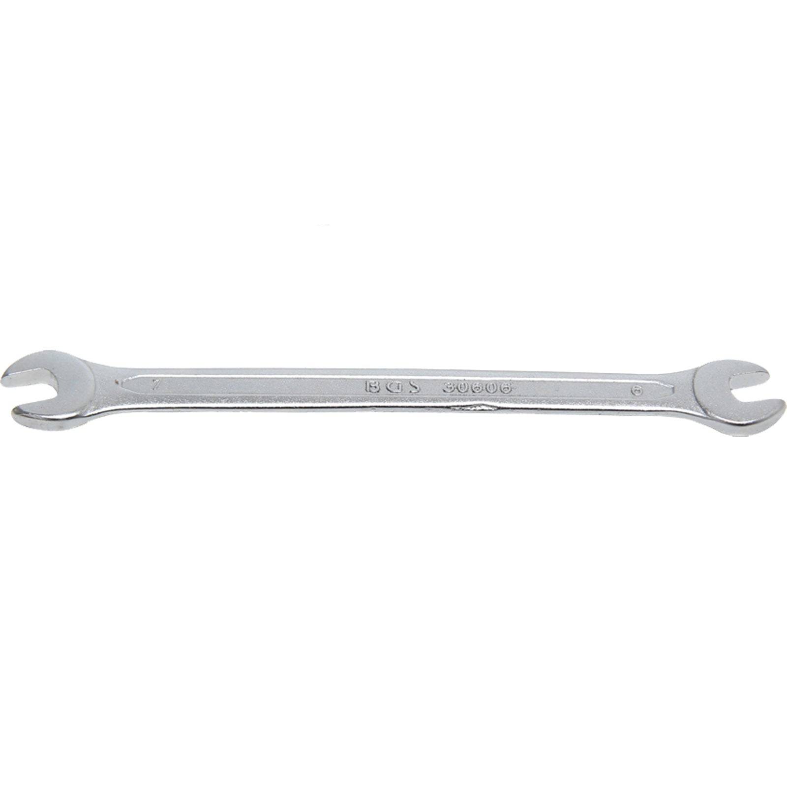 Ein doppelseitiger offener Schraubschlüssel, silbern, mit unterschiedlichen Größen an jedem Ende, der üblicherweise zum Anziehen oder Lösen von Muttern und Schrauben verwendet wird.