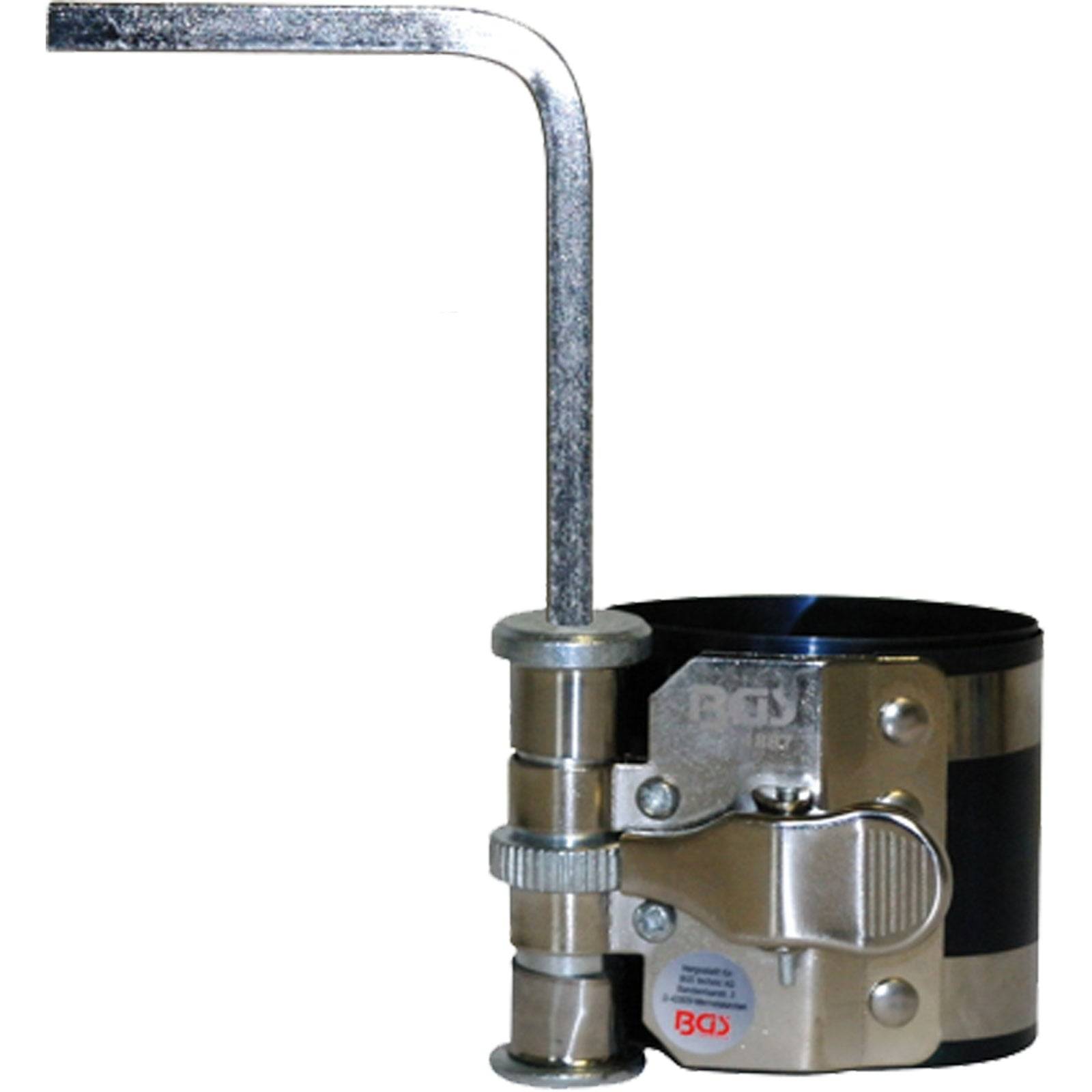 Ein Kolbenringspanner aus Metall mit verstellbarer Öffnung und integriertem Schraubenschlüsselgriff, der zum Einsetzen von Kolbenringen in Automotoren verwendet wird.