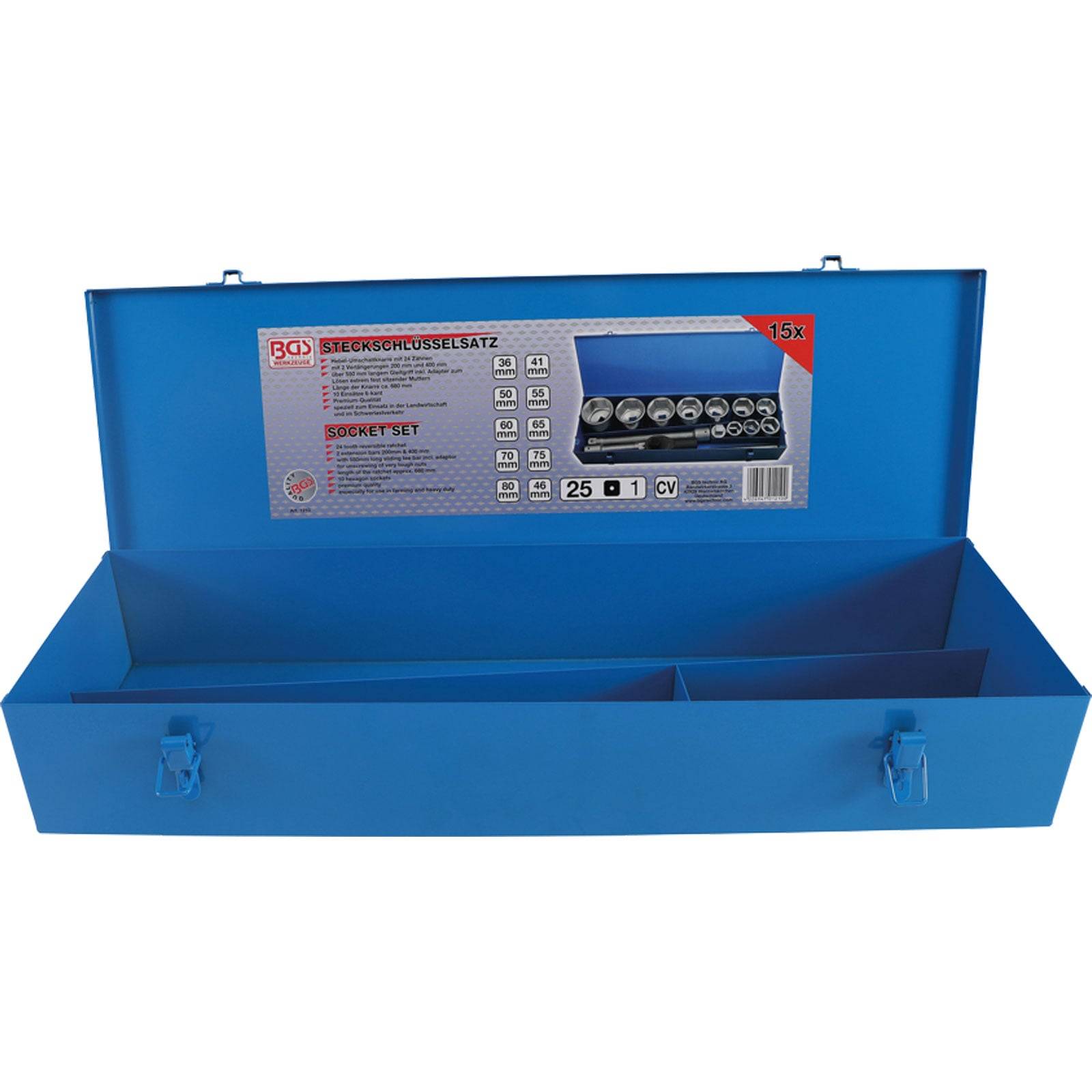 Eine blaue Metallwerkzeugbox ist geöffnet und zeigt ein Etikett mit der Aufschrift '25-teiliges Steckschlüssel-Set'. Die Box enthält Fächer, die zum Organisieren von Werkzeugen dienen.