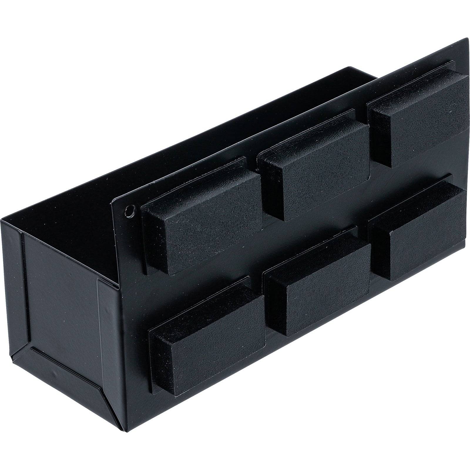 Ein schwarzer magnetischer Werkzeughalter mit mehreren rechteckigen Magneten auf einer Seite, der zum Befestigen von Werkzeugen an Metalloberflächen verwendet wird.