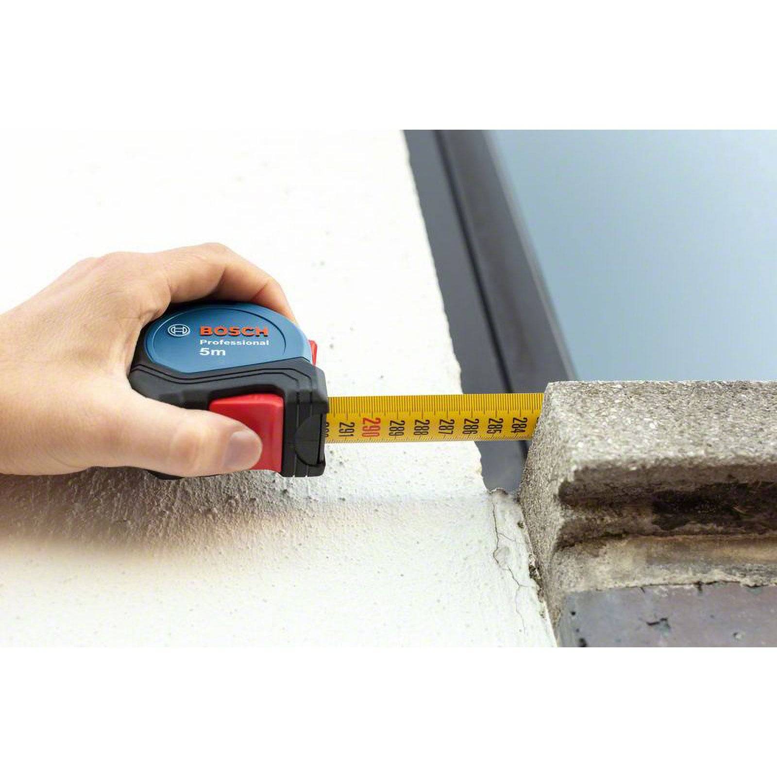 Eine Hand, die ein Bosch-Maßband verwendet, um eine Betonkante auszumessen.