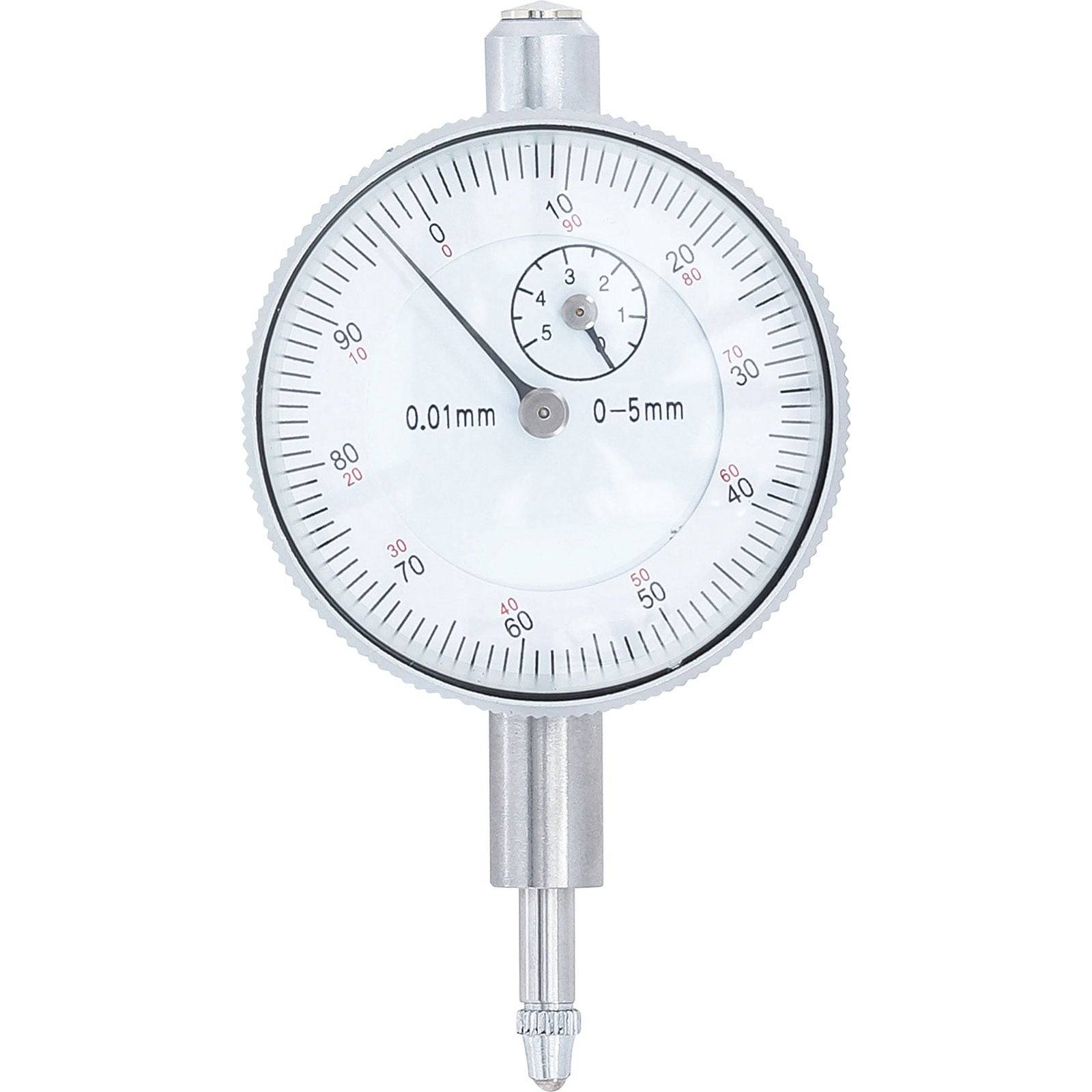 Ein analoges Messgerät mit Zifferblatt, das Messungen von 0 bis 5 mm in 0,01-mm-Schritten anzeigt und für präzise Messvorgänge verwendet wird.