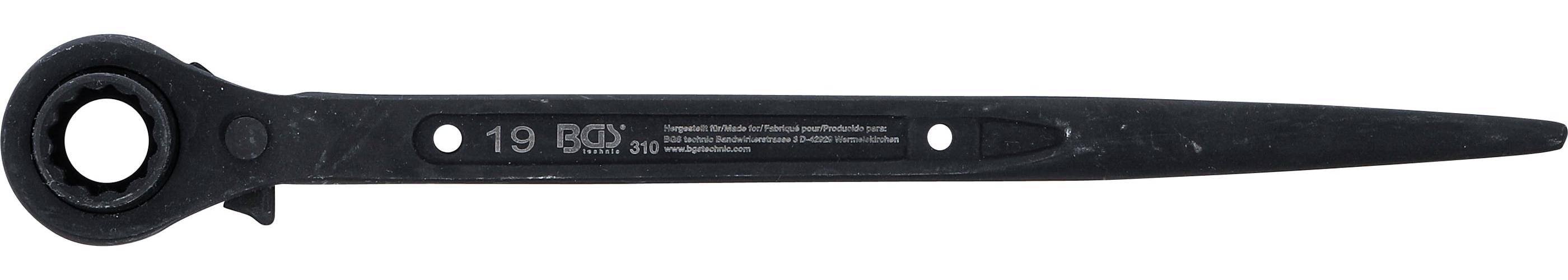 Ein schwarzes LEGO Technic Stück mit Text 'Morgestofft 10/12/Fabriqué pour/Produit para: LEGO technic Entwicklungsarenae D: 4229 Wernheldkirchen'.