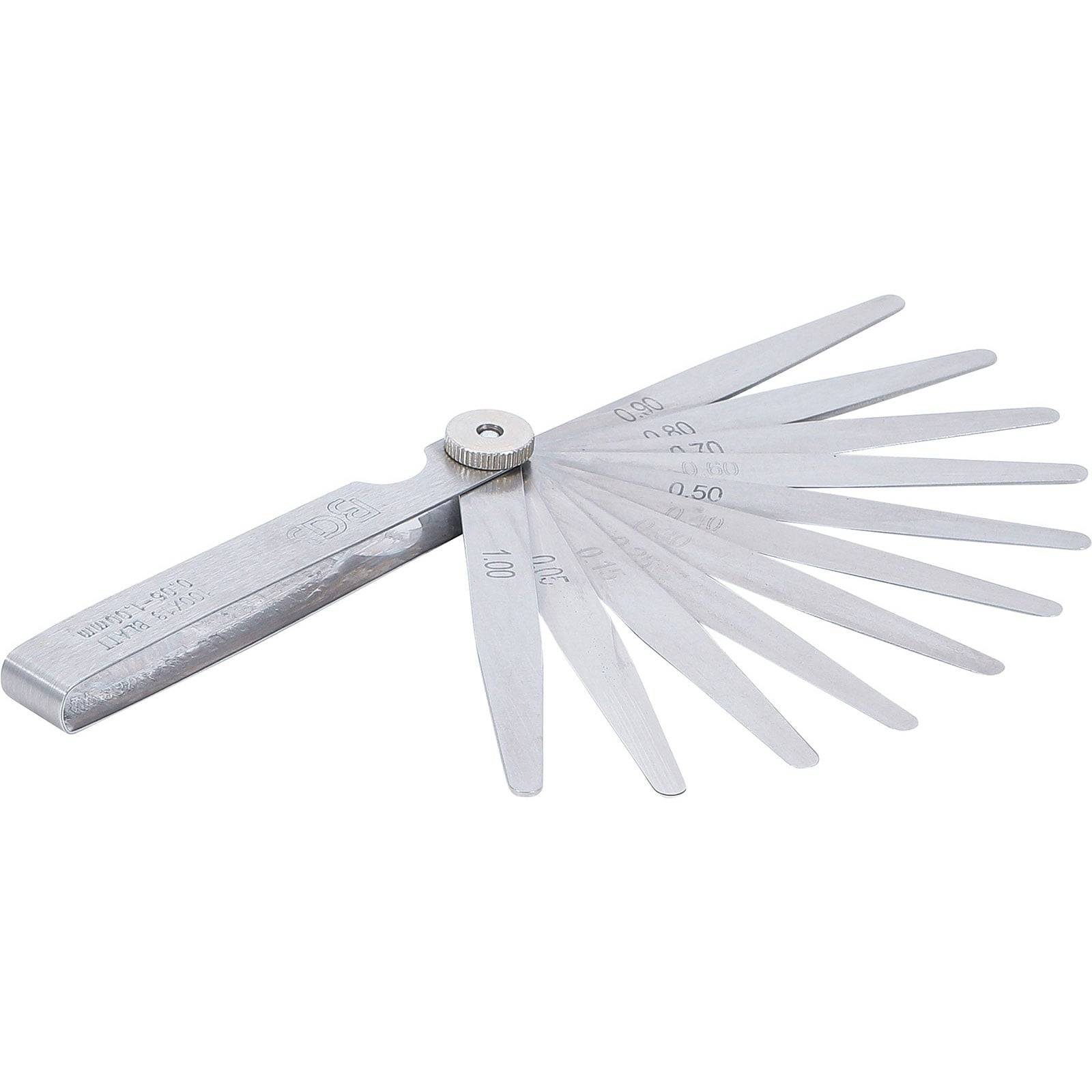 Ein Metallfühlerlehre mit mehreren Klingen, die gefächert ausgebreitet sind, wobei jede Klinge mit unterschiedlichen Dickenmessungen für präzise Prüfungen gekennzeichnet ist.