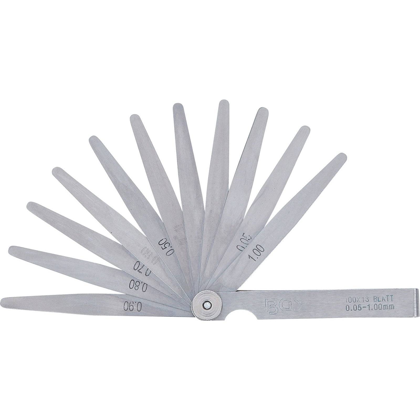 Ein Satz Metallmessschablonen, fächerförmig ausgebreitet, zeigt Dickenmessungen von 0,05 bis 1,00 Millimetern und wird für präzise Spaltmessungen verwendet.