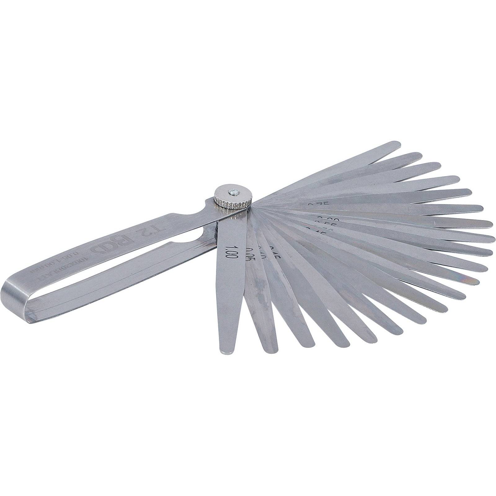 Ein Messschieber aus Metall mit mehreren dünnen Blättern, die fächerartig ausgebreitet sind und zum Messen von Spaltbreiten in mechanischen Anwendungen verwendet werden.