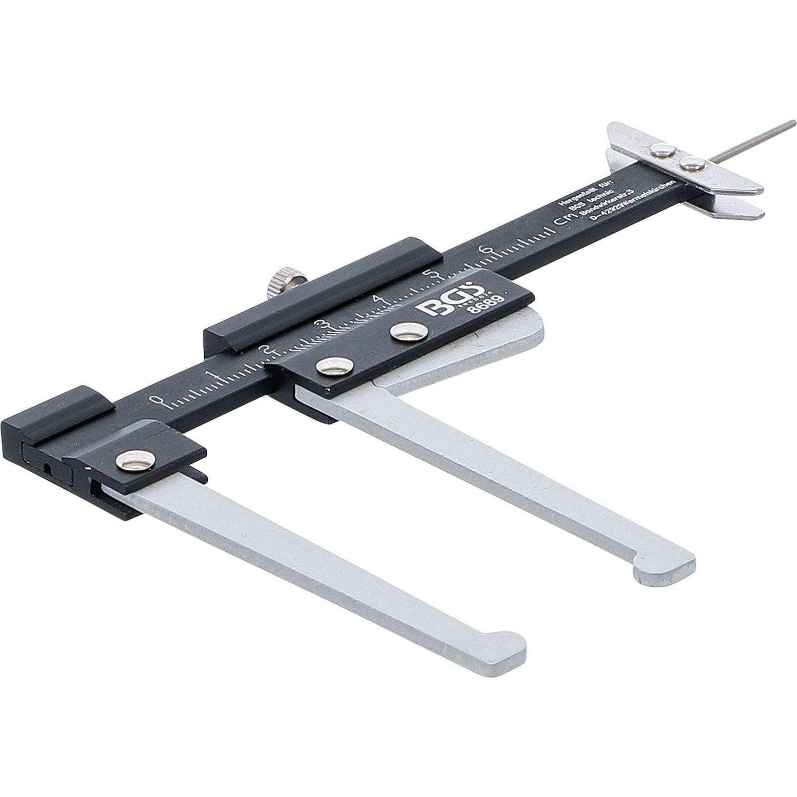 Schwarze Messschieber mit einer Skala in Zoll und Zentimetern, verwendet für präzise Messungen in Werkzeugen oder mechanischen Arbeiten.