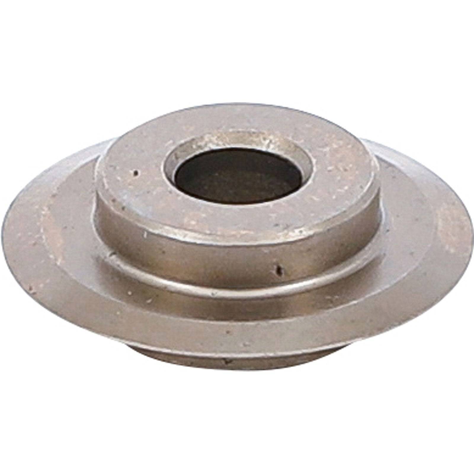 Ein Metallfederhalter für Ventile mit flacher, kreisförmiger Gestalt und einem Loch in der Mitte.