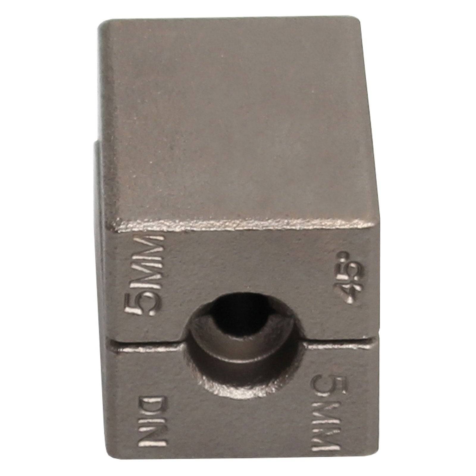 Ein Klemmblock-Verbinder aus Metall mit gravierten Beschriftungen: 'VVG', '2,5', 'Din', '5mm'. Verfügt über ein zentrales Loch zur Drahteinführung.
