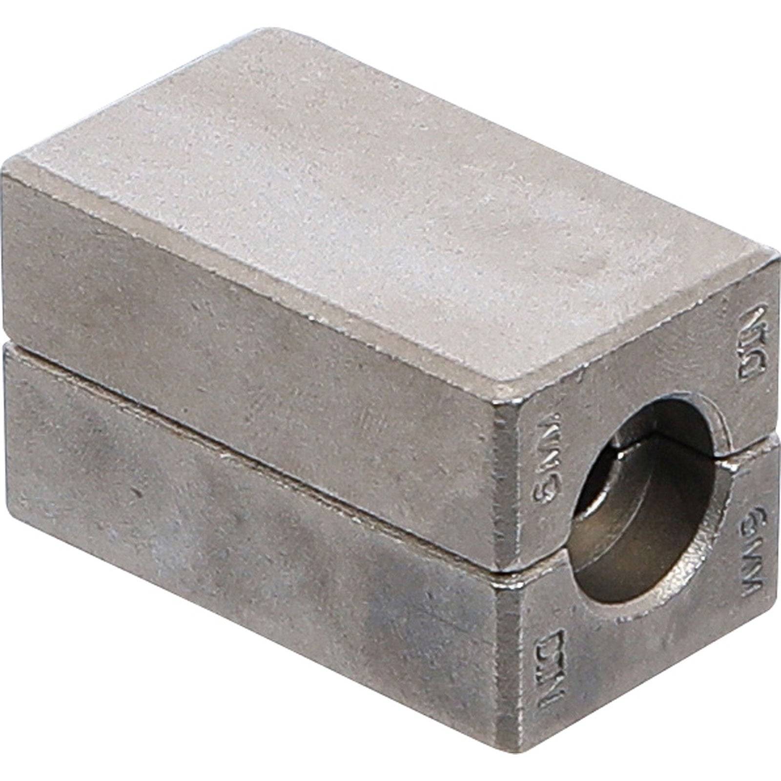 Rechteckiger Metallblock mit einem zylindrischen Loch in der Mitte, auf dem verschiedene eingravierte Maße und Notizen zu sehen sind.