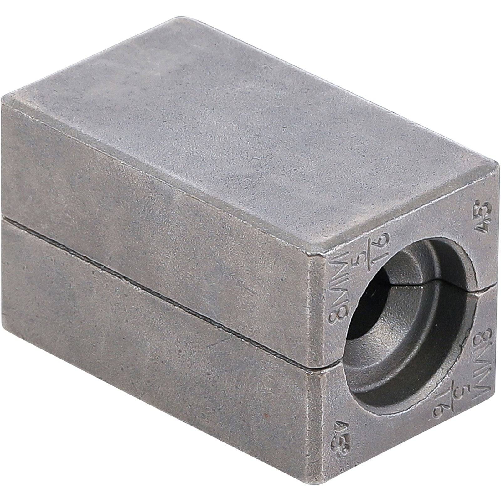 Ein Metallblock mit einem zylindrischen Loch, mit Zahlen markiert, der als Wellenabdeckung oder Kupplungskomponente verwendet wird.