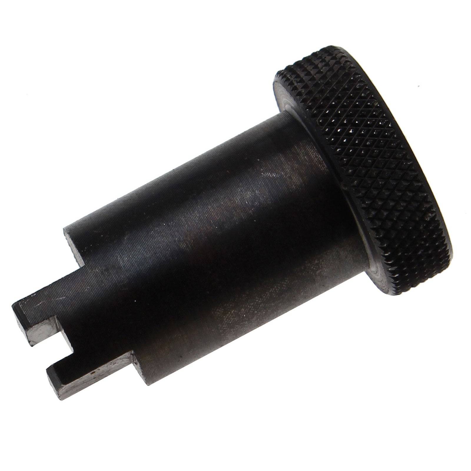 Ein schwarzes zylindrisches Metalltool mit einem gerillten Griff und einem gekerbt Ende, höchstwahrscheinlich zum Anziehen oder Lösen bestimmter Schrauben oder Komponenten verwendet.