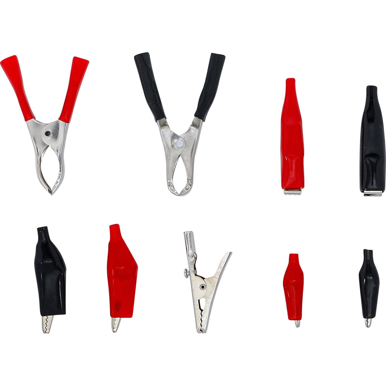 Bild zeigt verschiedene Arten von Krokodilklemmen mit roter und schwarzer Isolierung, die für elektrische Verbindungen oder zum Testen von Schaltkreisen verwendet werden.