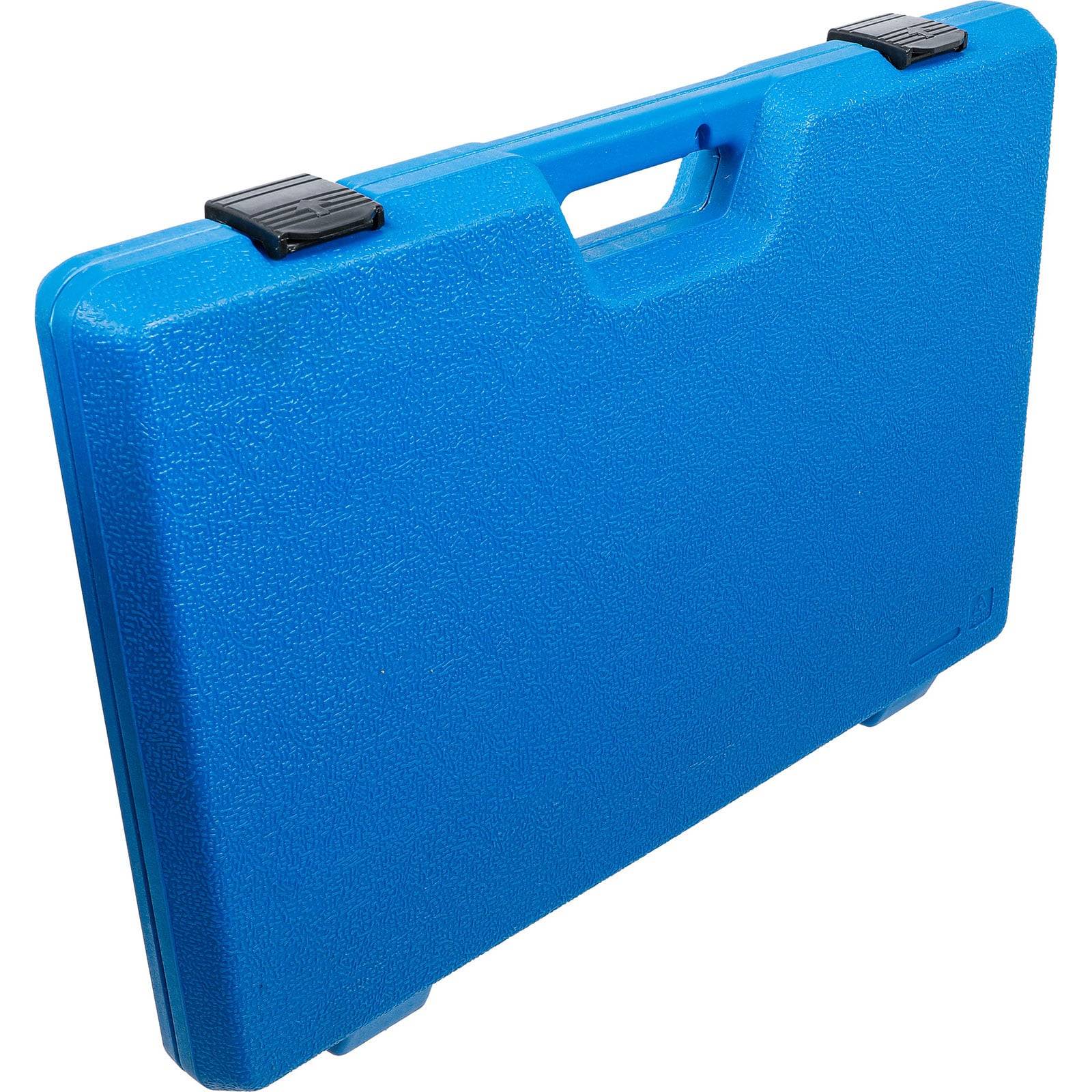 Ein blauer Kunststoffkoffer mit einem Griff und schwarzen Verschlüssen, geschlossen vor weißem Hintergrund dargestellt.