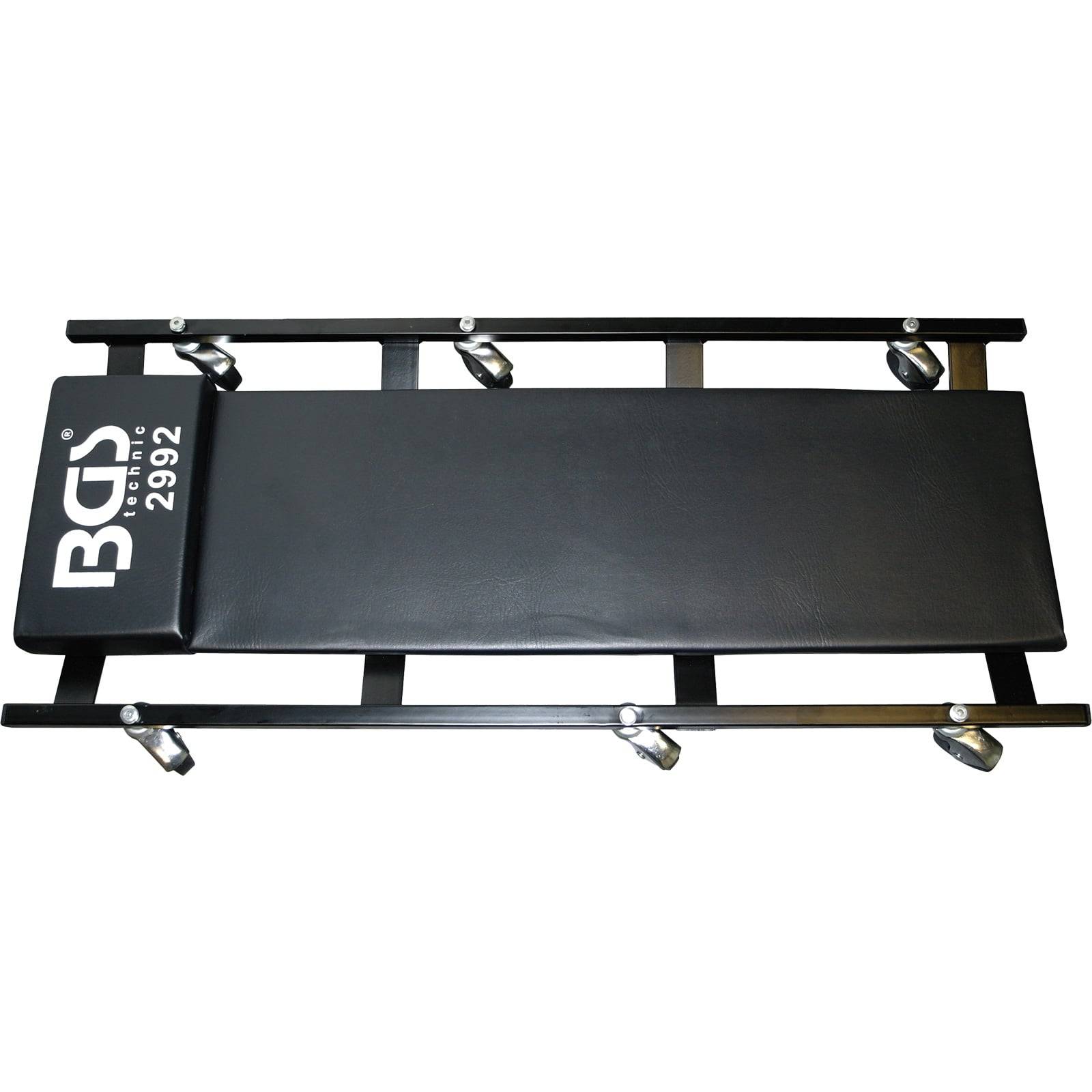 Eine schwarze Mechaniker-Rollbrett mit Rädern, mit der Markenbezeichnung 'BGS 2992', zum Arbeiten unter Fahrzeugen.