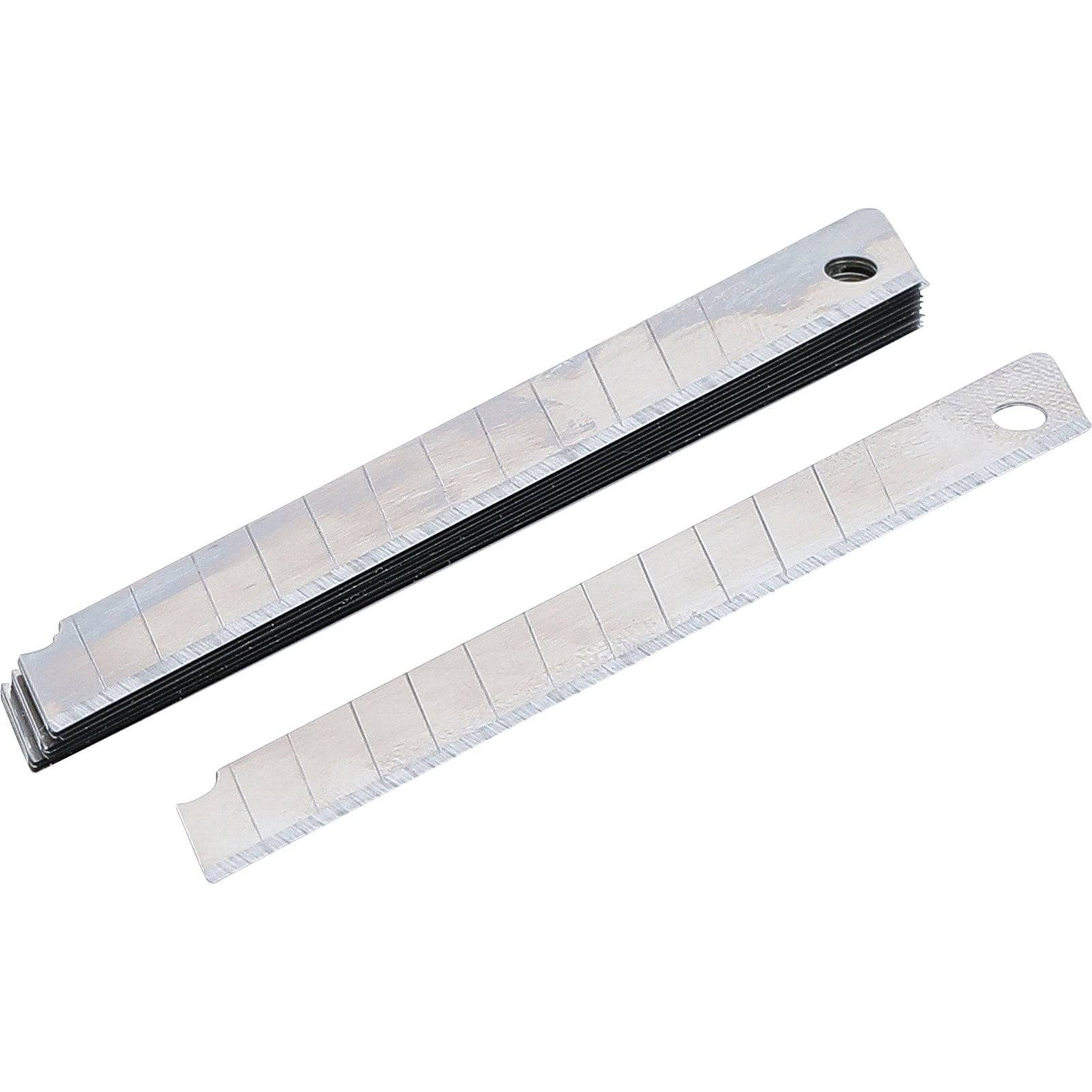 Packung mit Ersatzklingen für Universalmesser aus Silber, wobei jede Klinge segmentiert ist, um sie leicht abbrechen zu können. Inklusive einer Öse zum einfachen Aufhängen oder Verstauen.