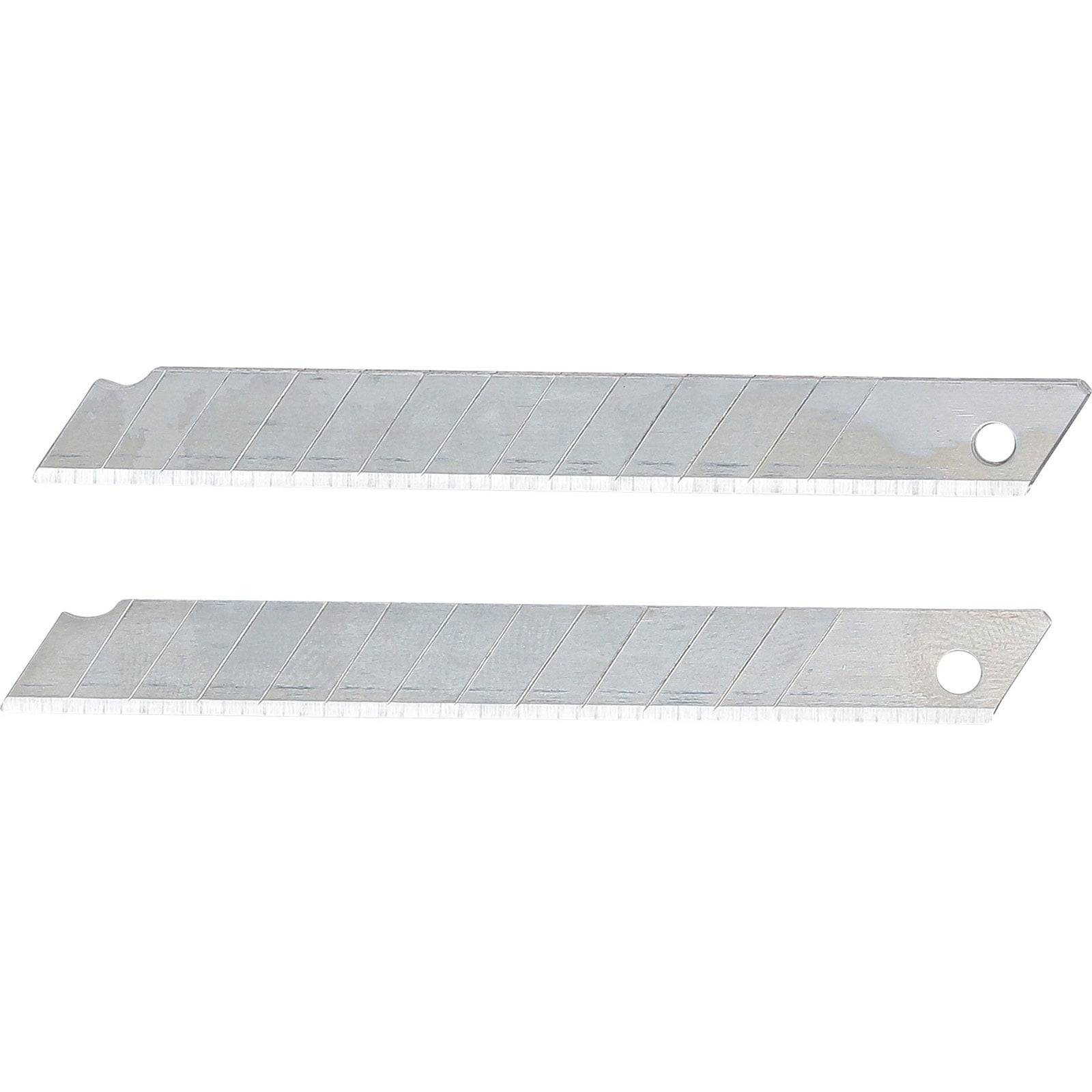 Zwei silberne Utility-Messerklinge mit abbrechbaren Segmenten sind abgebildet. Die Klingen verlaufen parallel, und jede besitzt ein Loch an einem Ende.