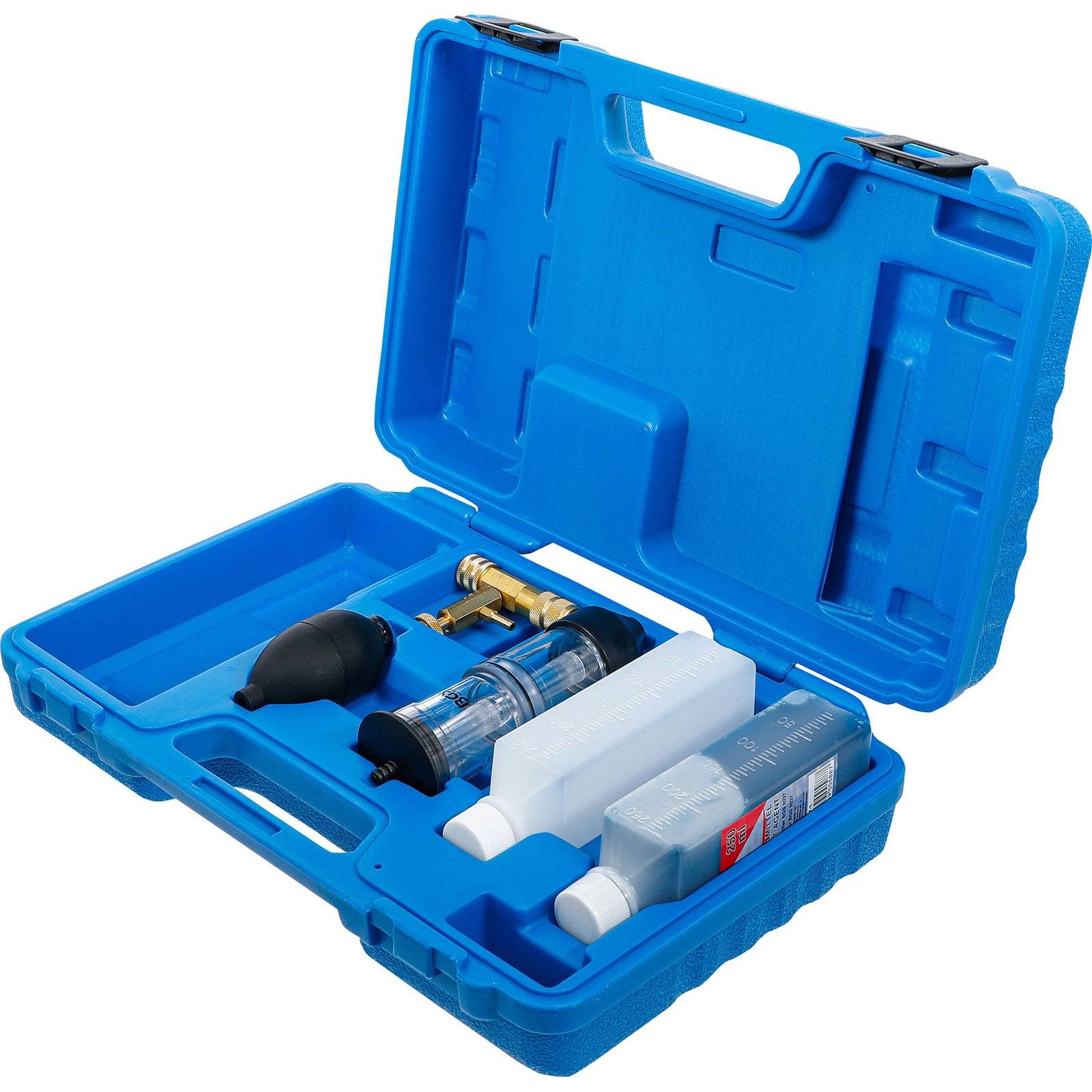 Eine offene blaue Kunststoffbox mit Rohrleitungsprüfwerkzeugen, einschließlich Druckmessgerät, Pumpe, Schläuchen und Flaschen, zur Überprüfung von Rohrleitungen.