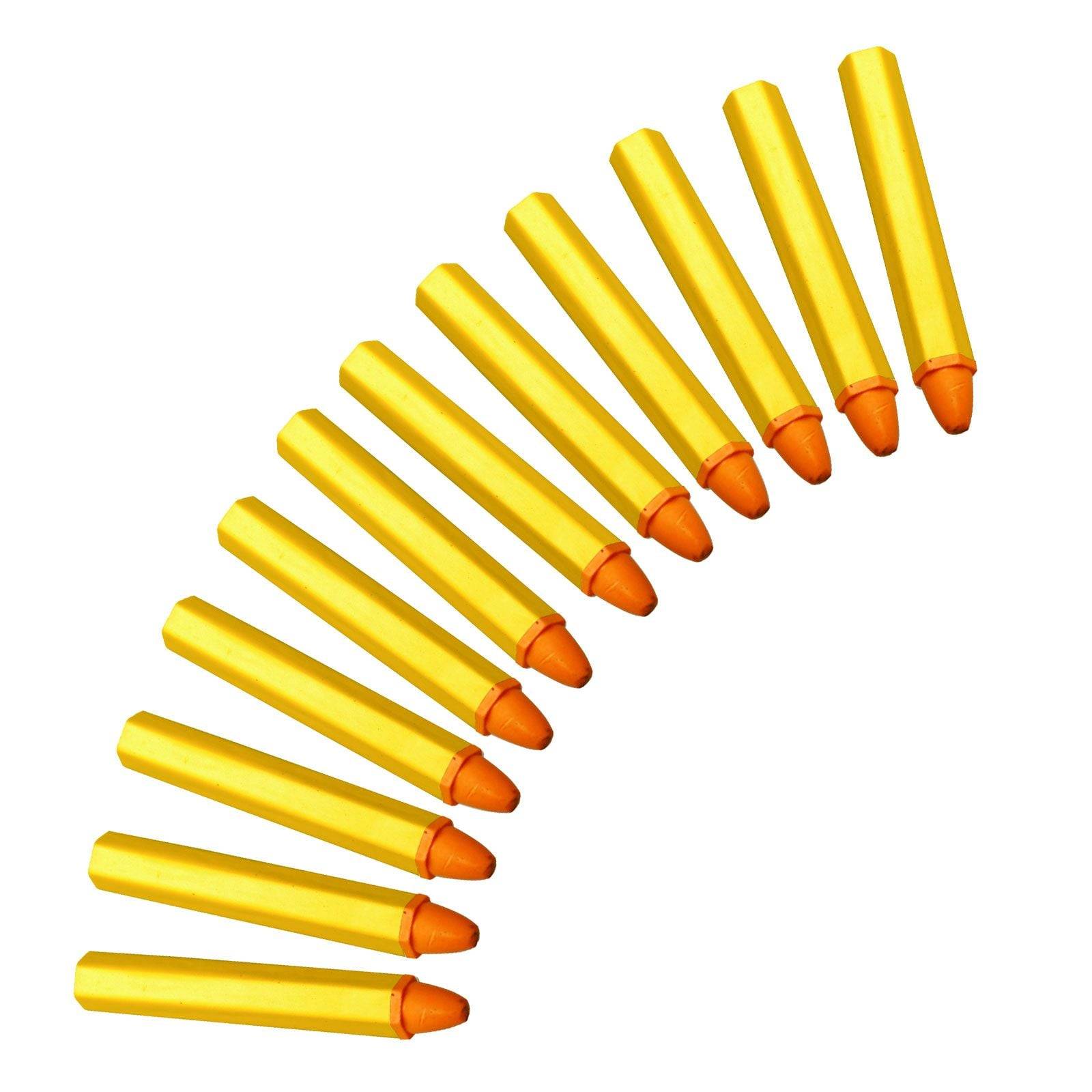 Zwölf orangefarbene Schaumstoffdarts, die diagonal auf einem weißen Hintergrund angeordnet sind.