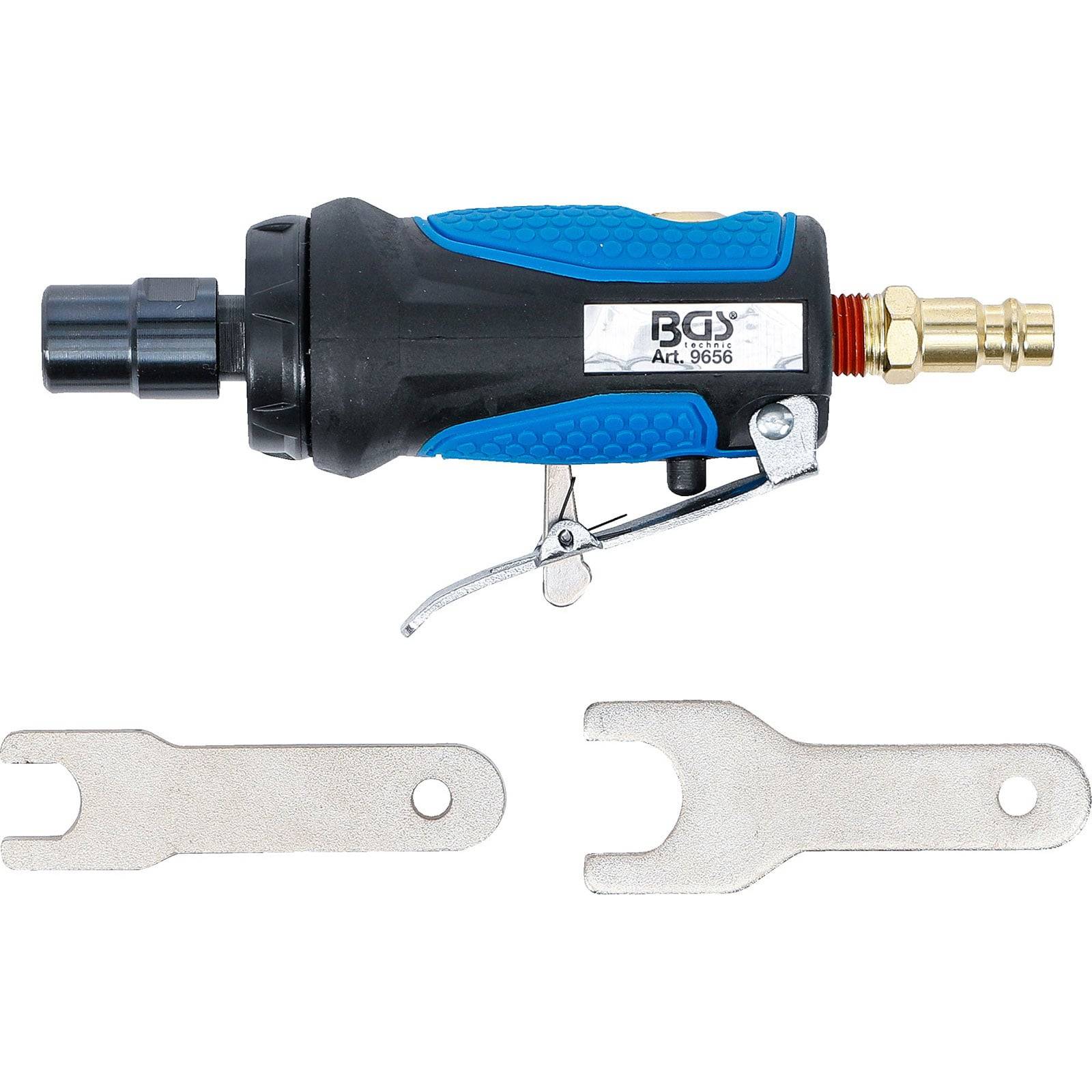 Ein Luftwerkzeug mit blau-schwarzem Griff wird neben zwei Metallschraubenschlüsseln präsentiert, was auf seine Verwendung für mechanische Arbeiten oder Reparaturen hindeutet.