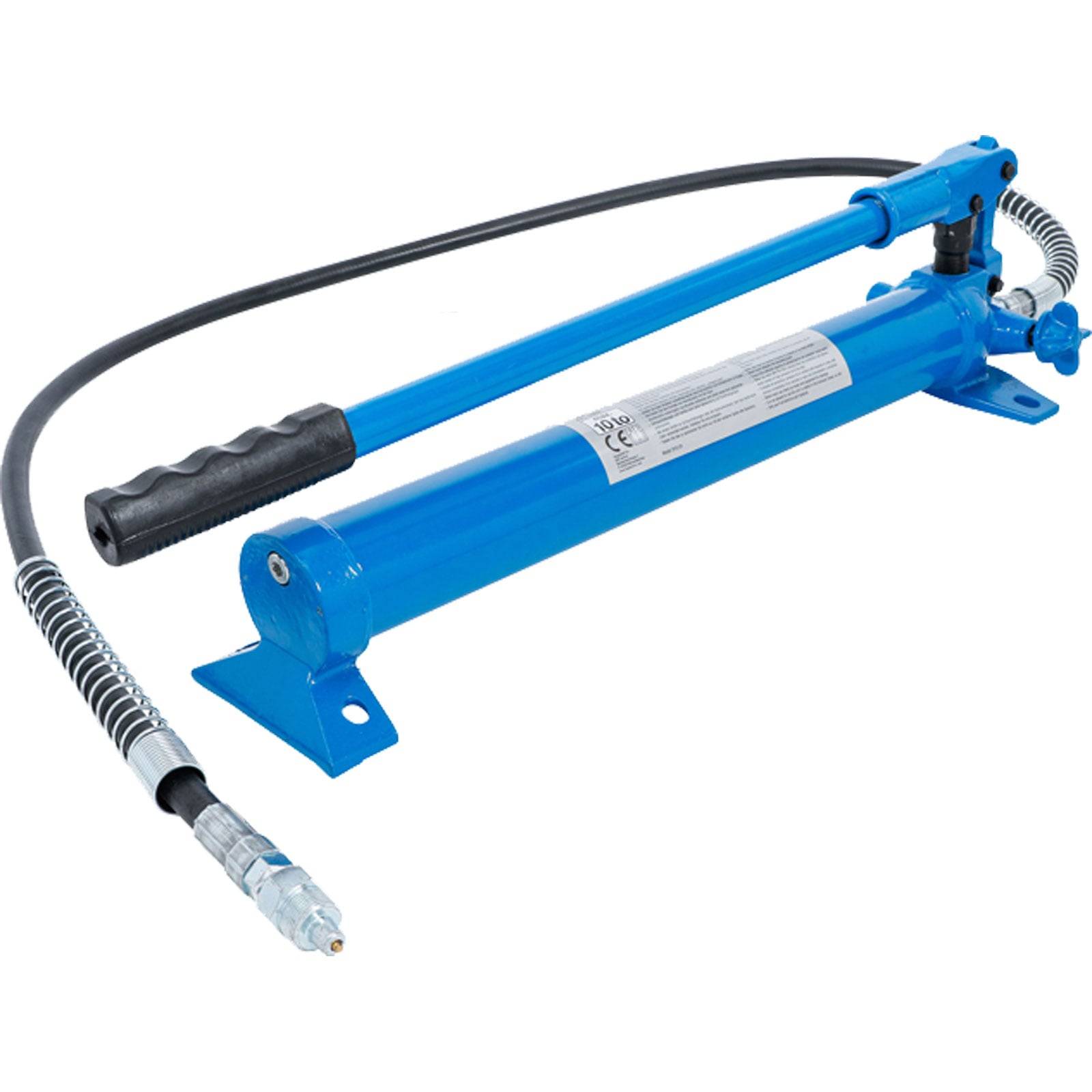 Eine blaue hydraulische Pumpe mit langem Griff und angeschlossenem Schlauch, die zum Aufbringen von Kraft in schweren Maschinen oder Bauanwendungen verwendet wird.