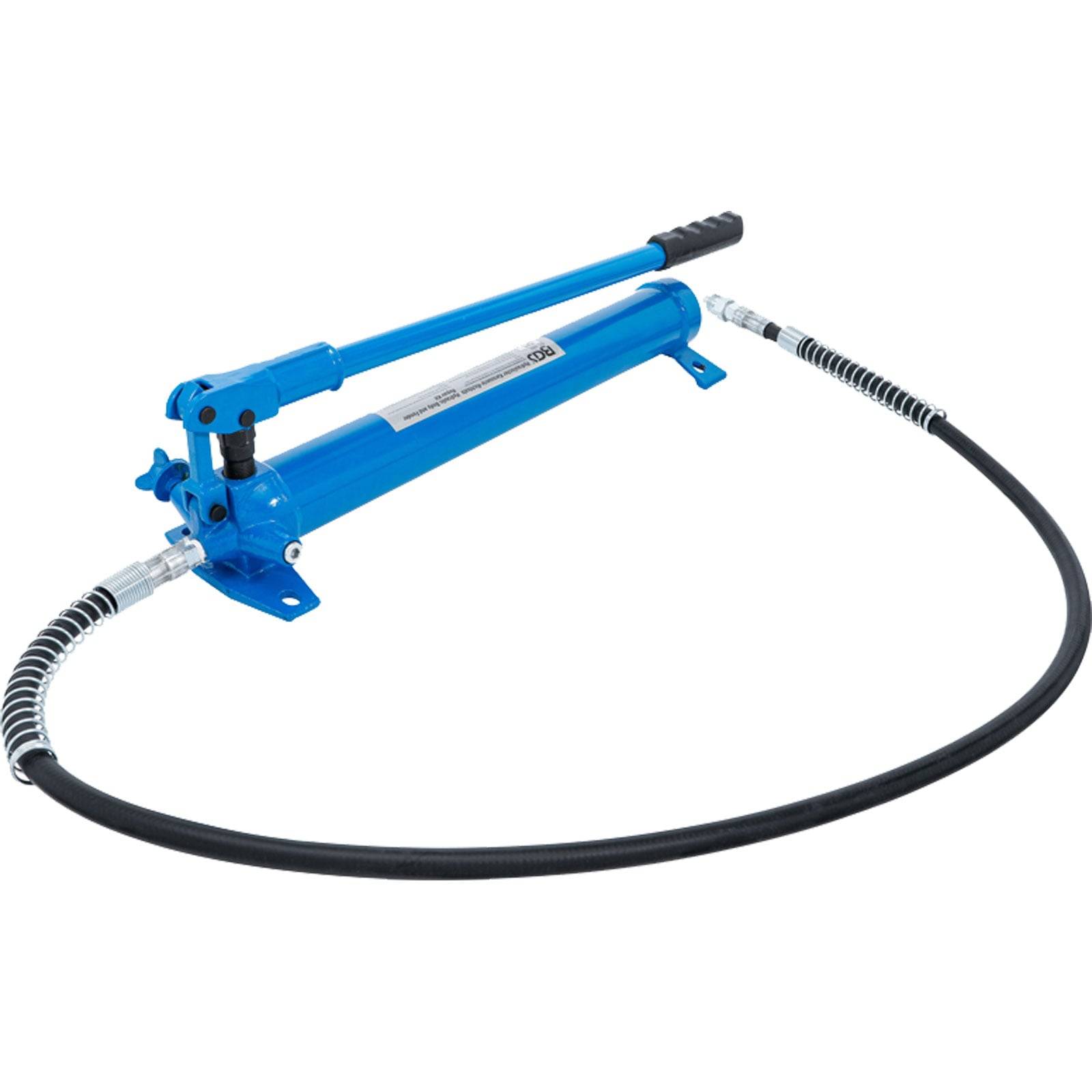 Blaue hydraulische Handpumpe mit einem langen schwarzen Schlauch für Hub- oder Pressanwendungen.