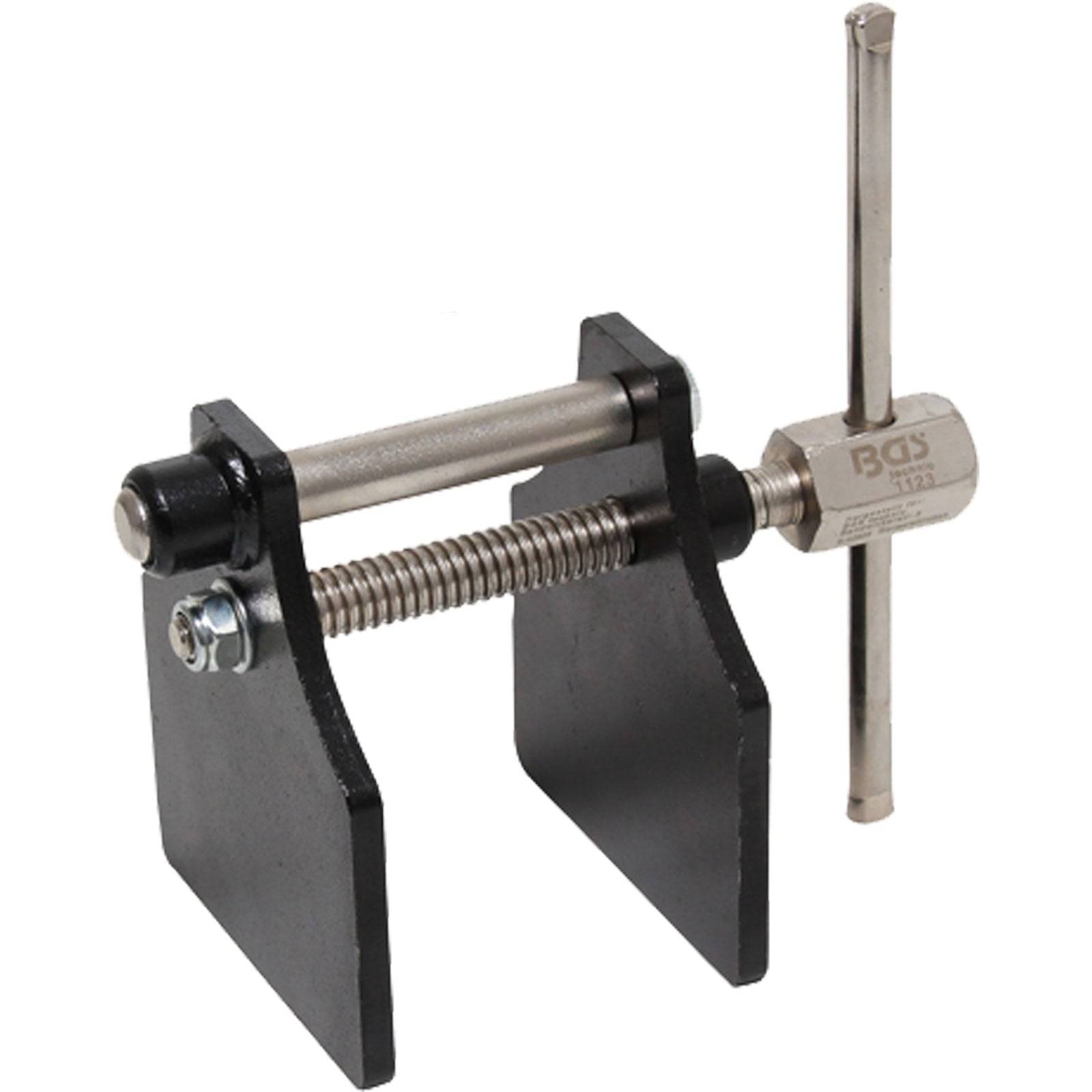 Klemmwerkzeug mit Schrauben- und Hebelmechanismus, verwendet zum Zusammendrücken von Objekten. Schwarze Metallfangbacken und ein silberner T-Griff zum Drehen.