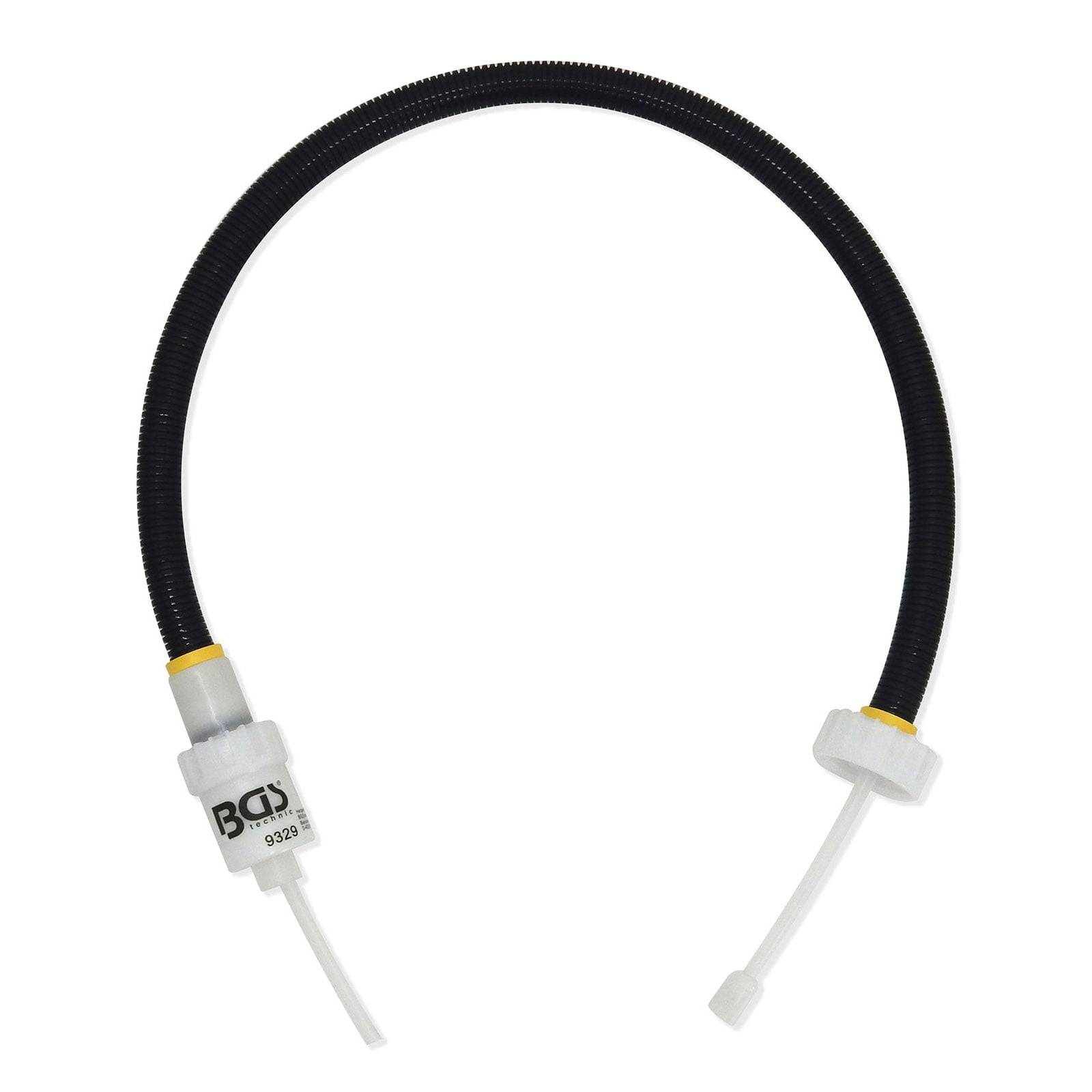Ein schwarzer flexibler Schlauch mit weißen Verschlusskappen an beiden Enden, mit der Markierung 'BOS' und '9329' auf einem Ende, verwendet in automobilen oder mechanischen Anwendungen.
