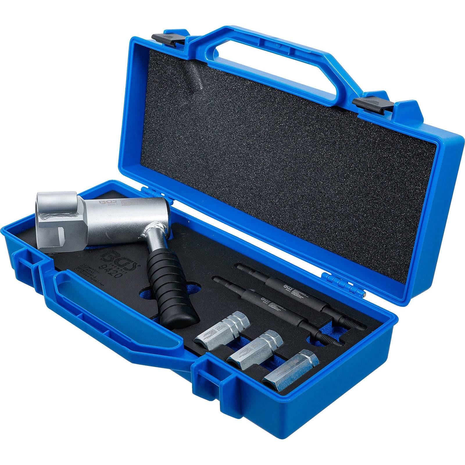 Eine blaue Plastikbox, die einen silbernen Drehmomentschlüssel und mehrere Stecknussaufsätze enthält, die sorgfältig in Schaumstoffabteilen angeordnet sind.